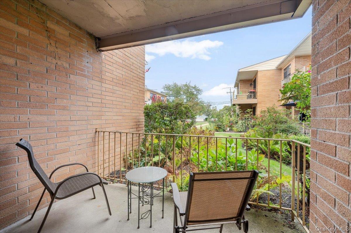 210 Westend Avenue # 8B, Freeport, NY 11520