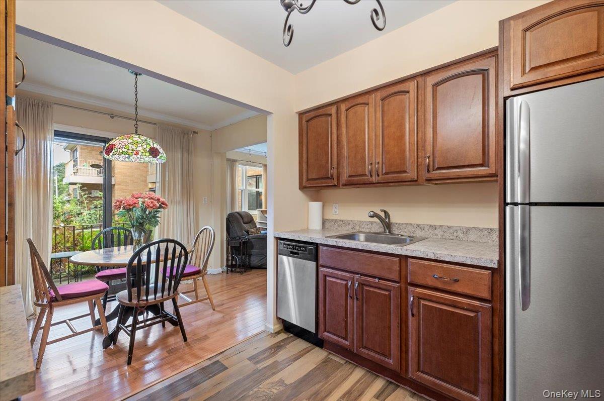 210 Westend Avenue # 8B, Freeport, NY 11520