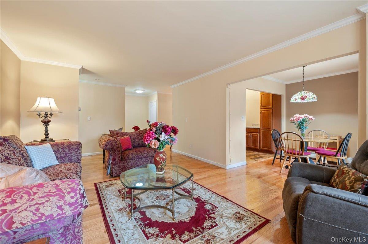 210 Westend Avenue # 8B, Freeport, NY 11520