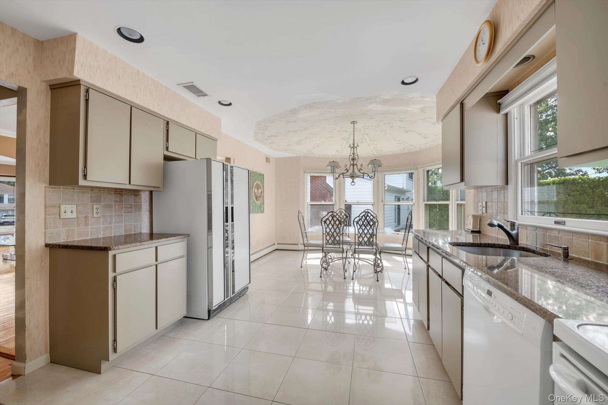 4 Carriage Road, Roslyn, NY 11576