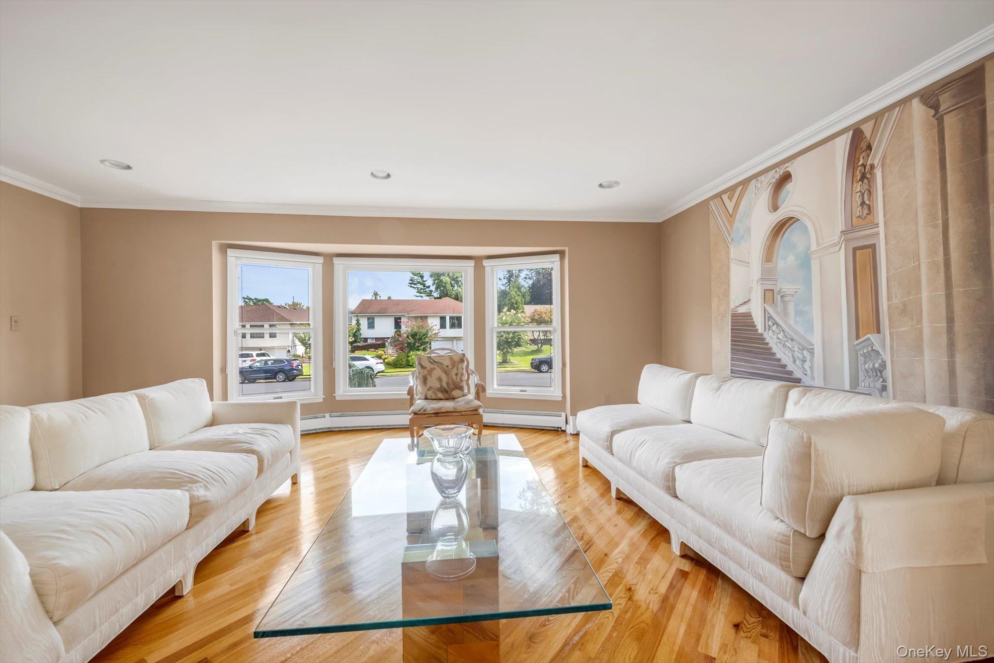 4 Carriage Road, Roslyn, NY 11576