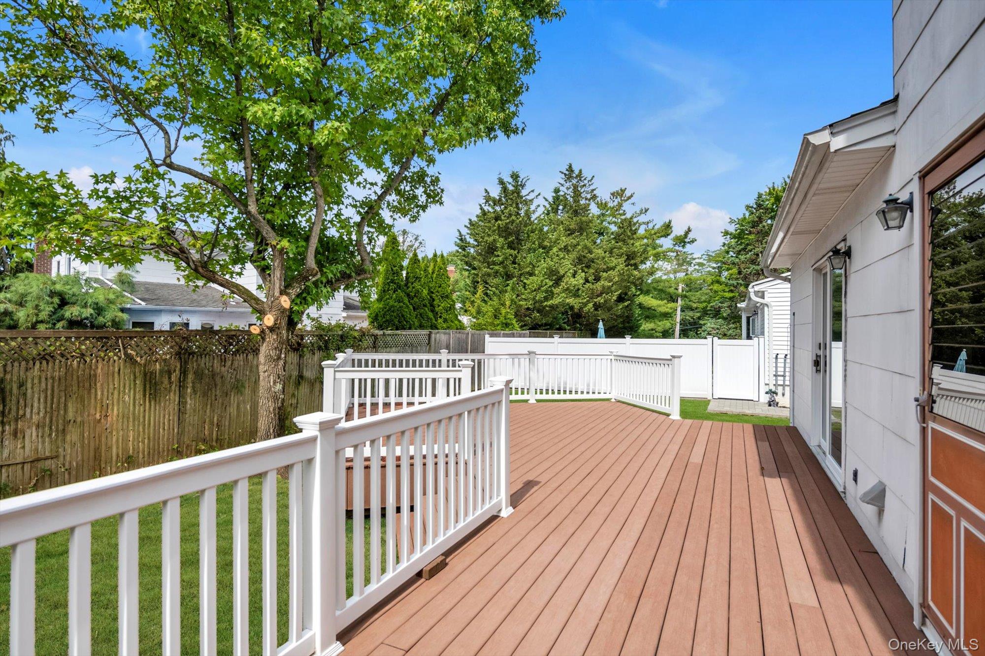 4 Carriage Road, Roslyn, NY 11576