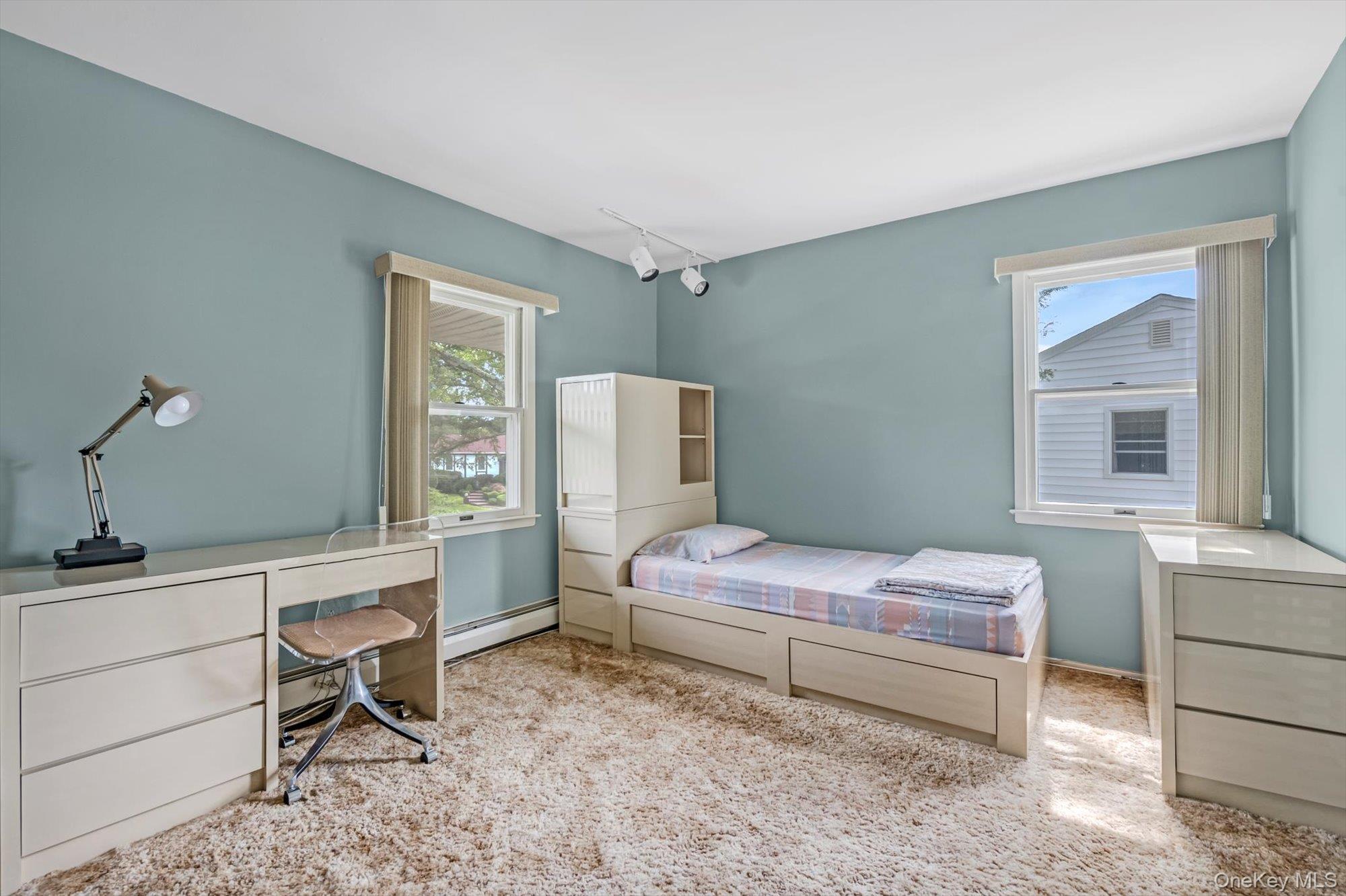 4 Carriage Road, Roslyn, NY 11576