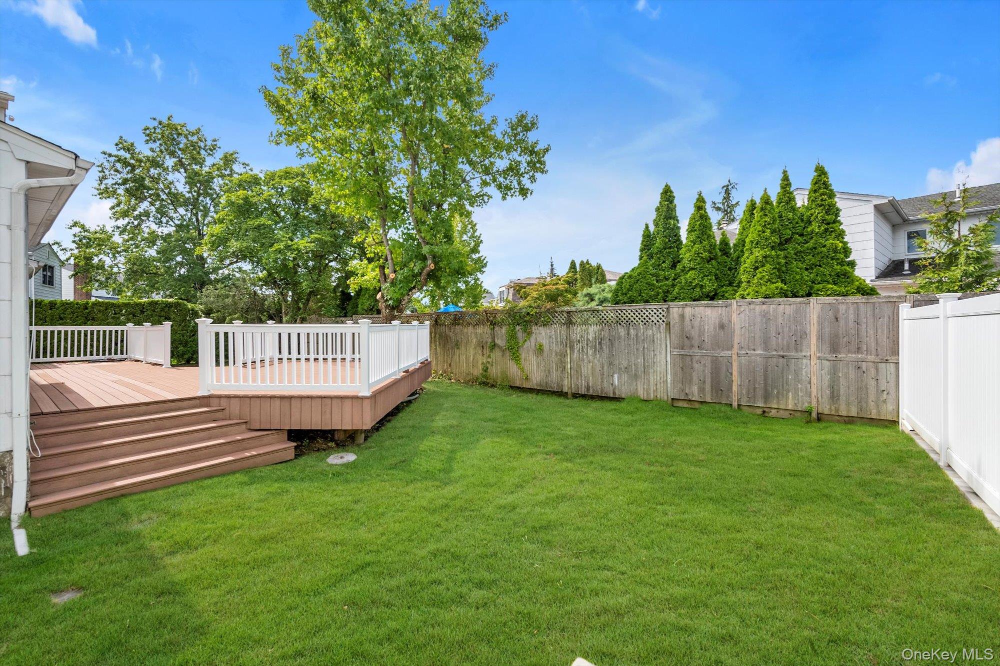 4 Carriage Road, Roslyn, NY 11576