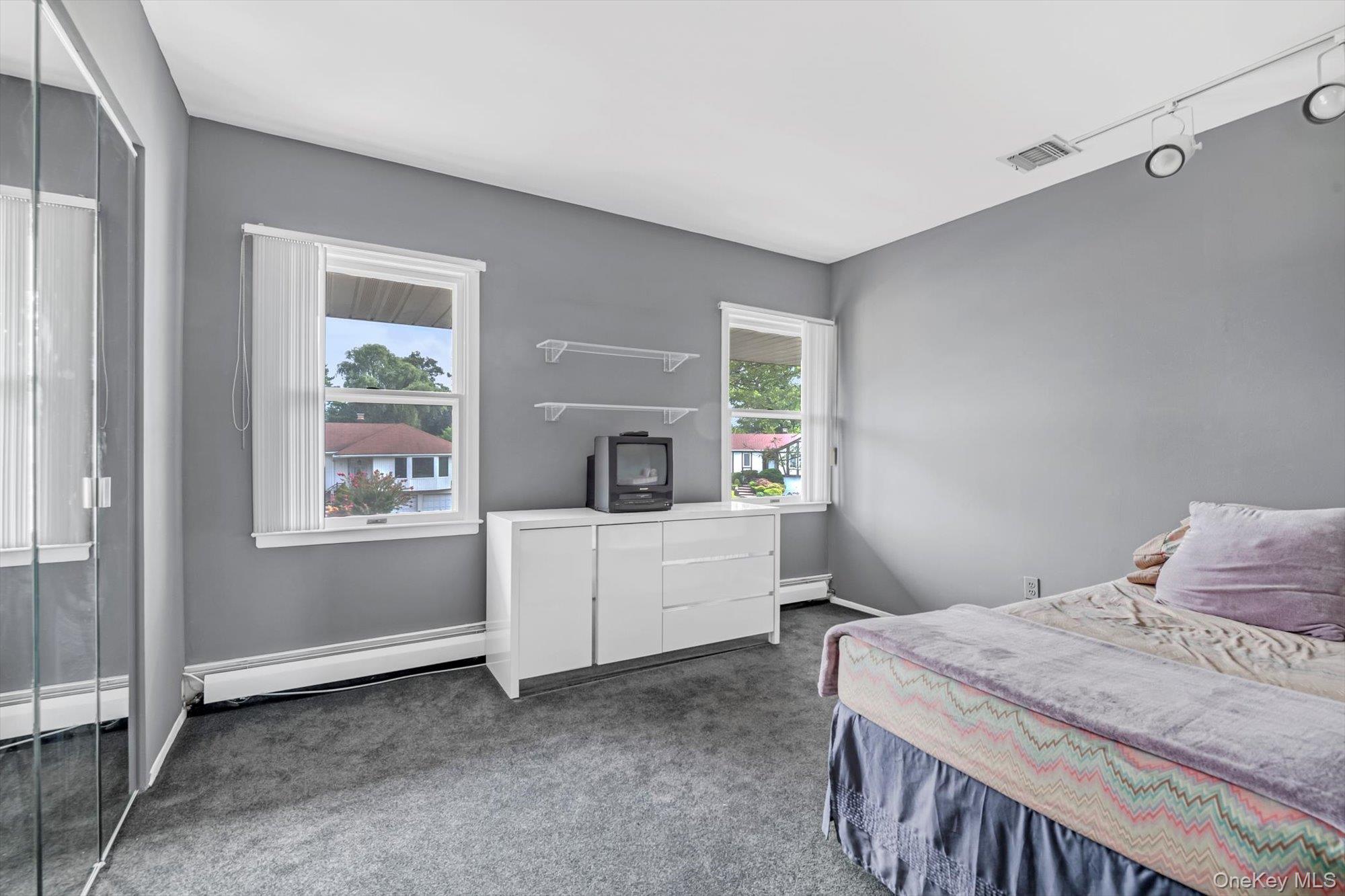 4 Carriage Road, Roslyn, NY 11576