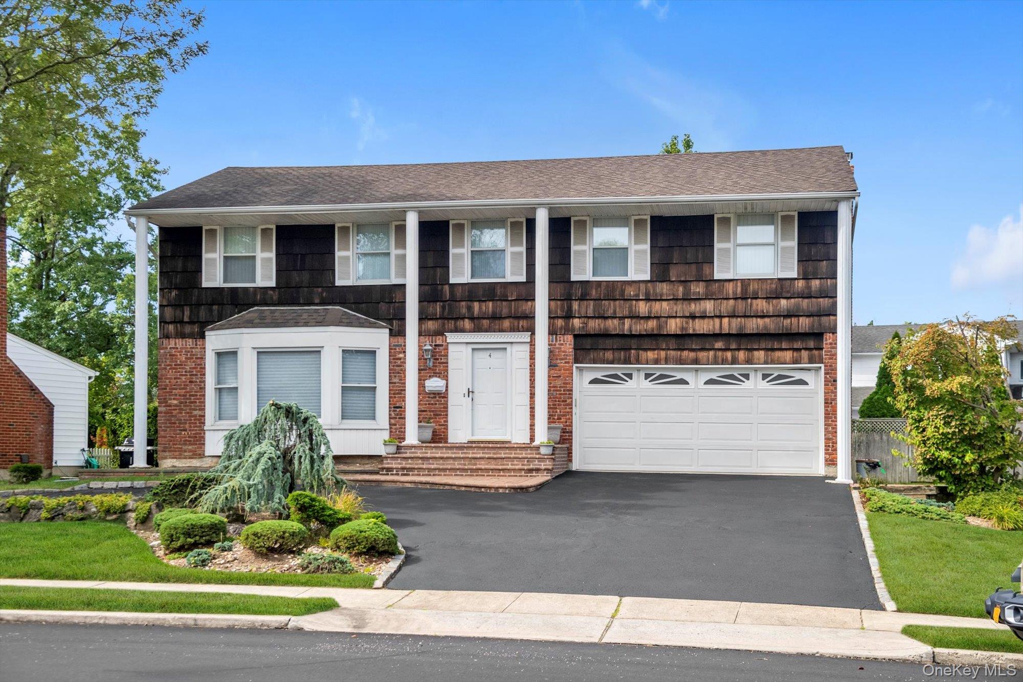 4 Carriage Road, Roslyn, NY 11576