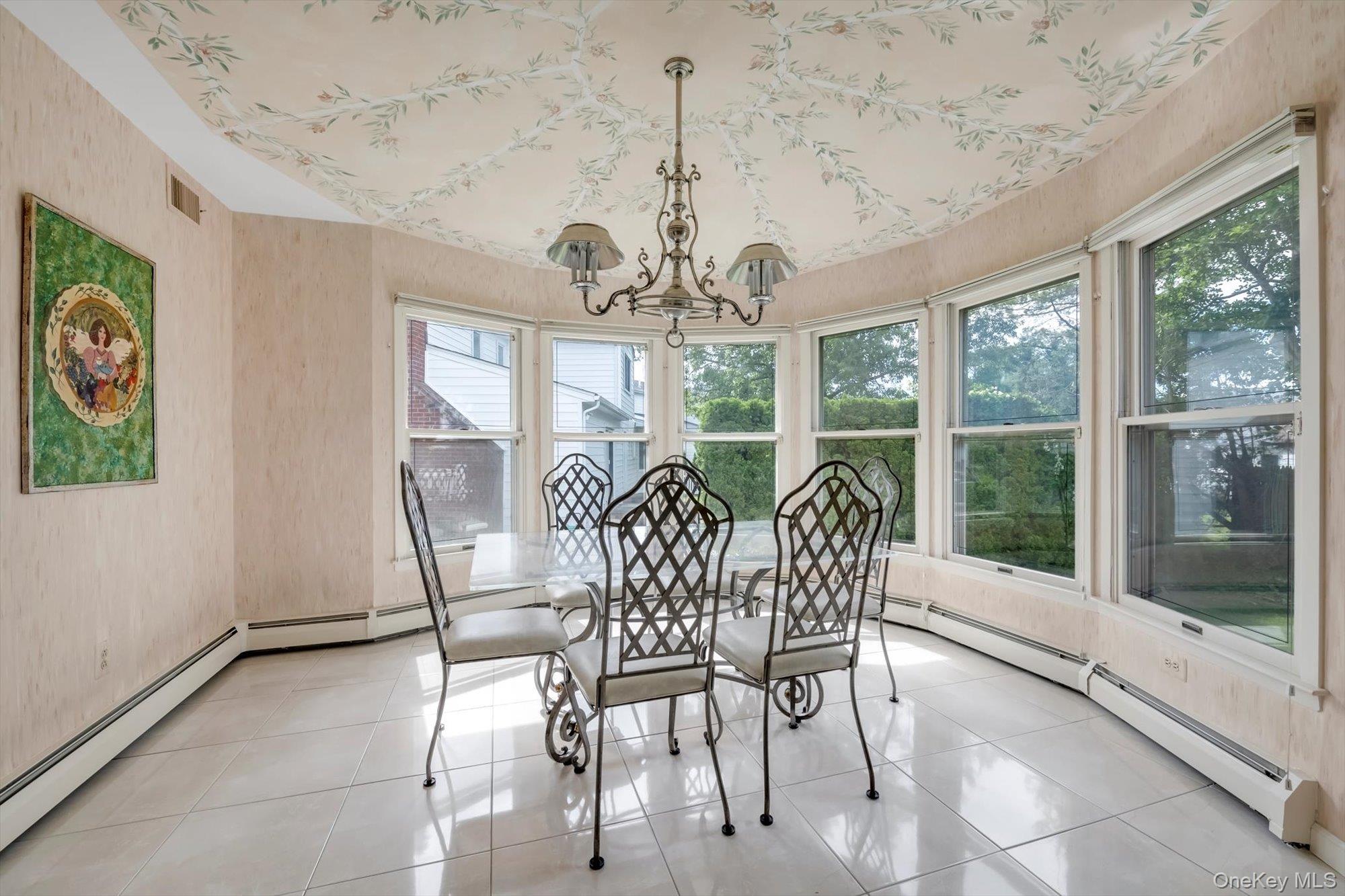 4 Carriage Road, Roslyn, NY 11576