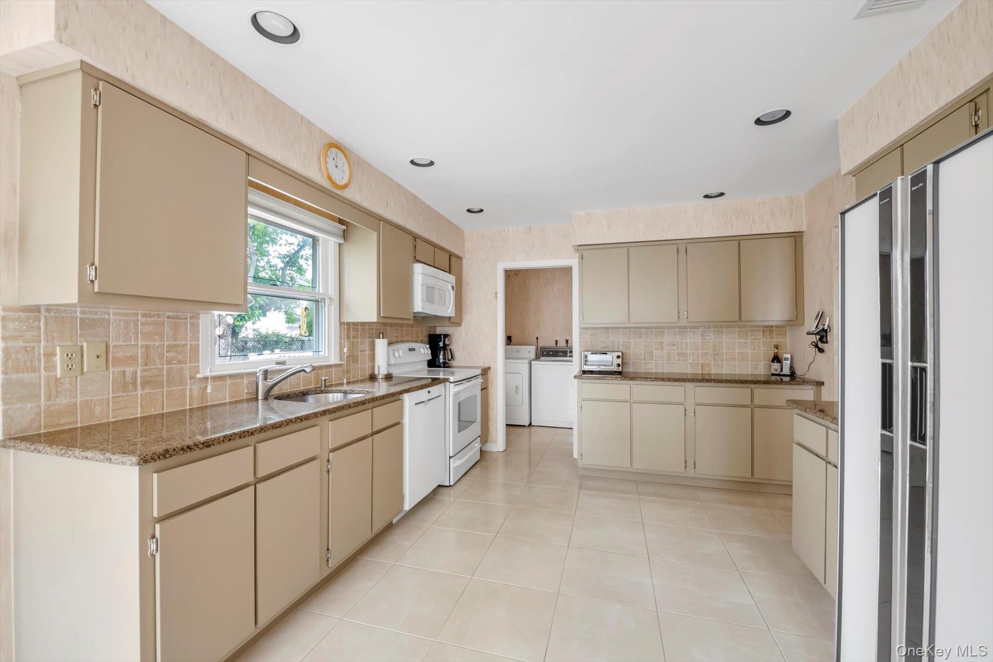 4 Carriage Road, Roslyn, NY 11576