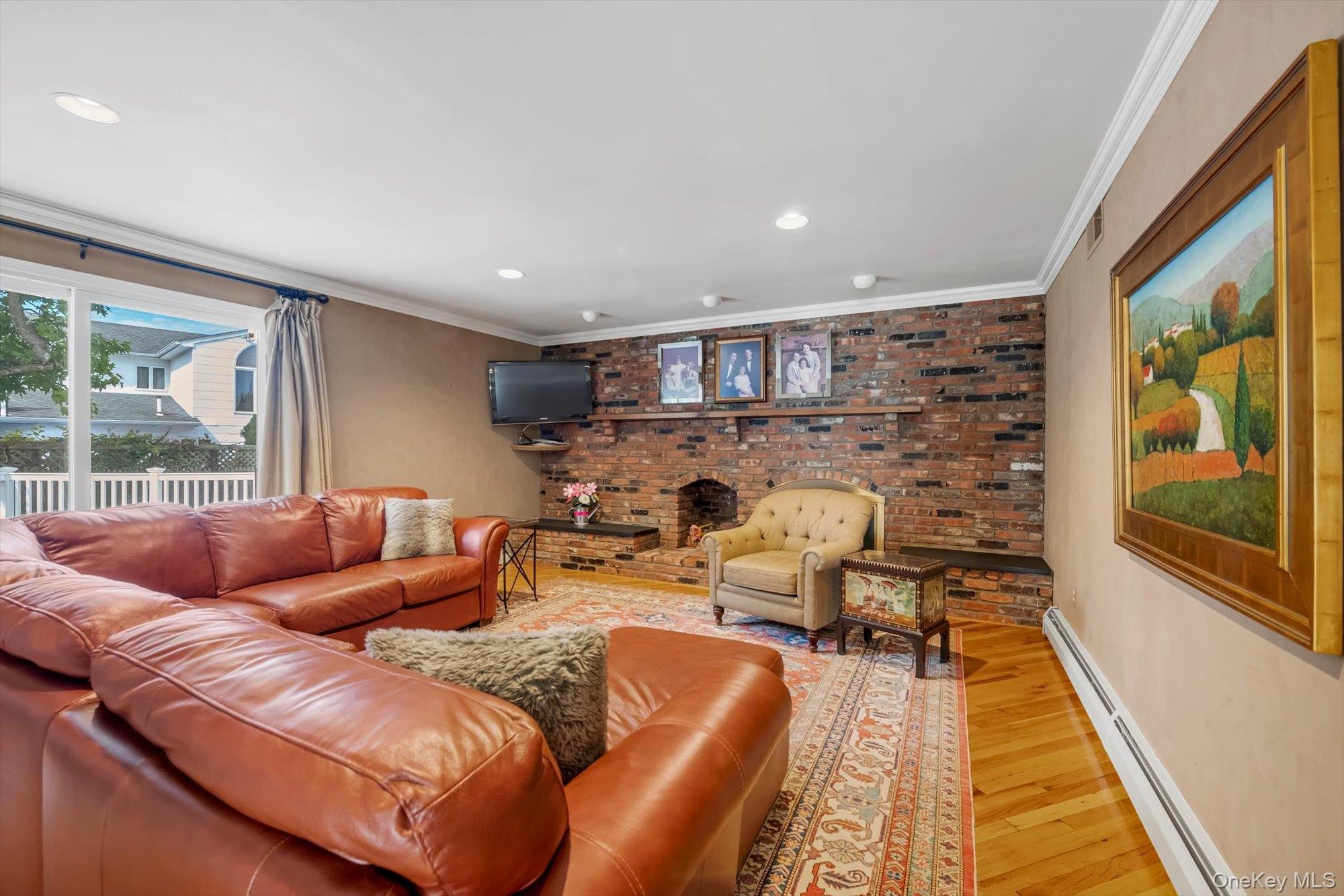 4 Carriage Road, Roslyn, NY 11576