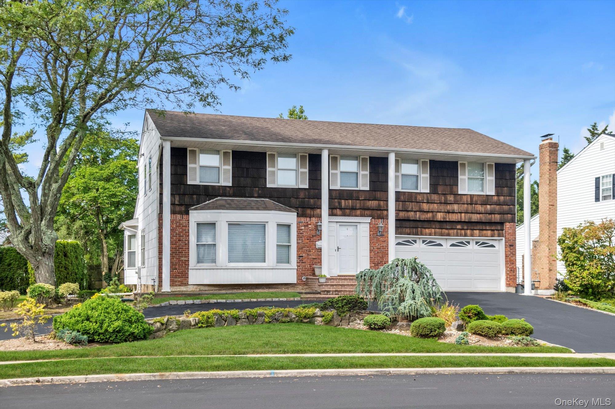 4 Carriage Road, Roslyn, NY 11576