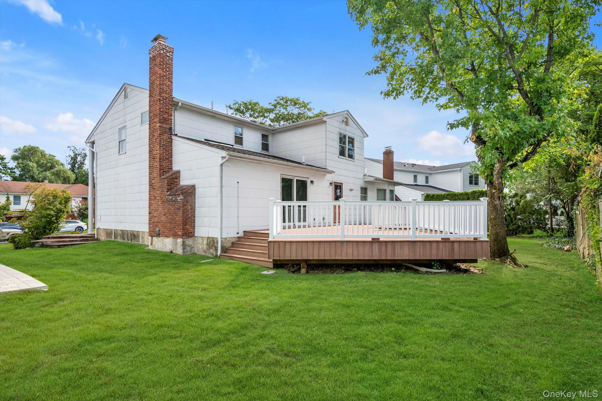 4 Carriage Road, Roslyn, NY 11576