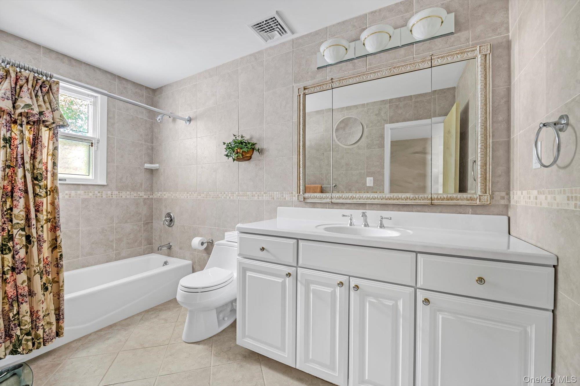 4 Carriage Road, Roslyn, NY 11576