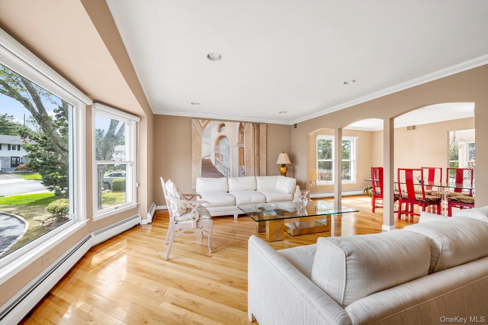 4 Carriage Road, Roslyn, NY 11576