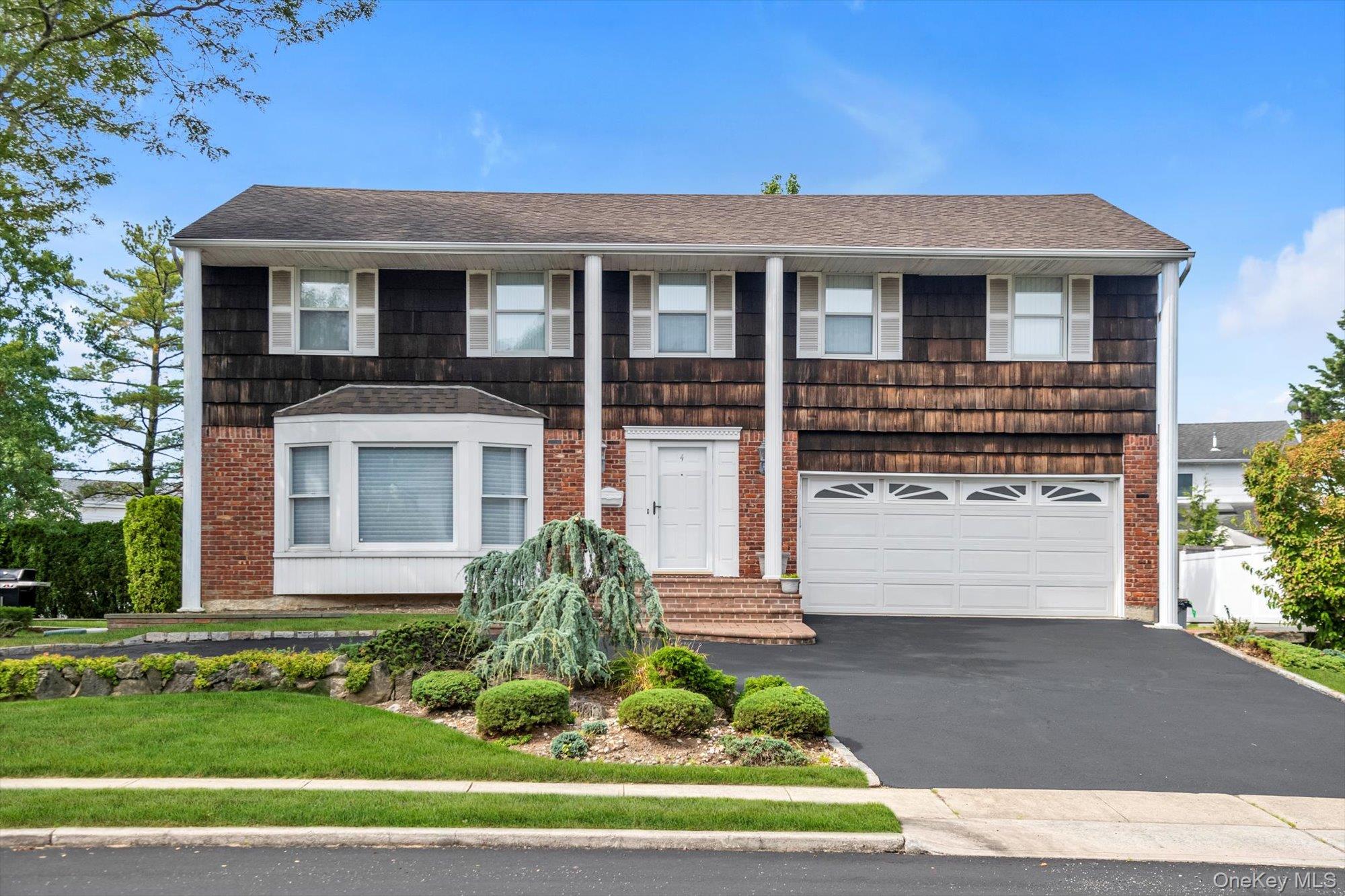 4 Carriage Road, Roslyn, NY 11576