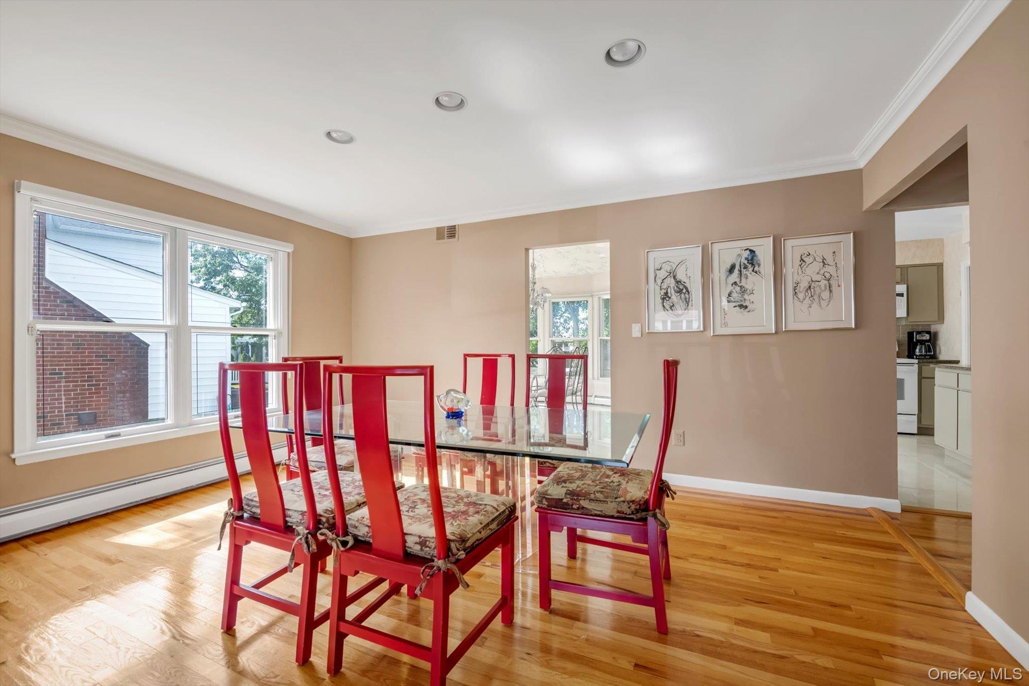 4 Carriage Road, Roslyn, NY 11576