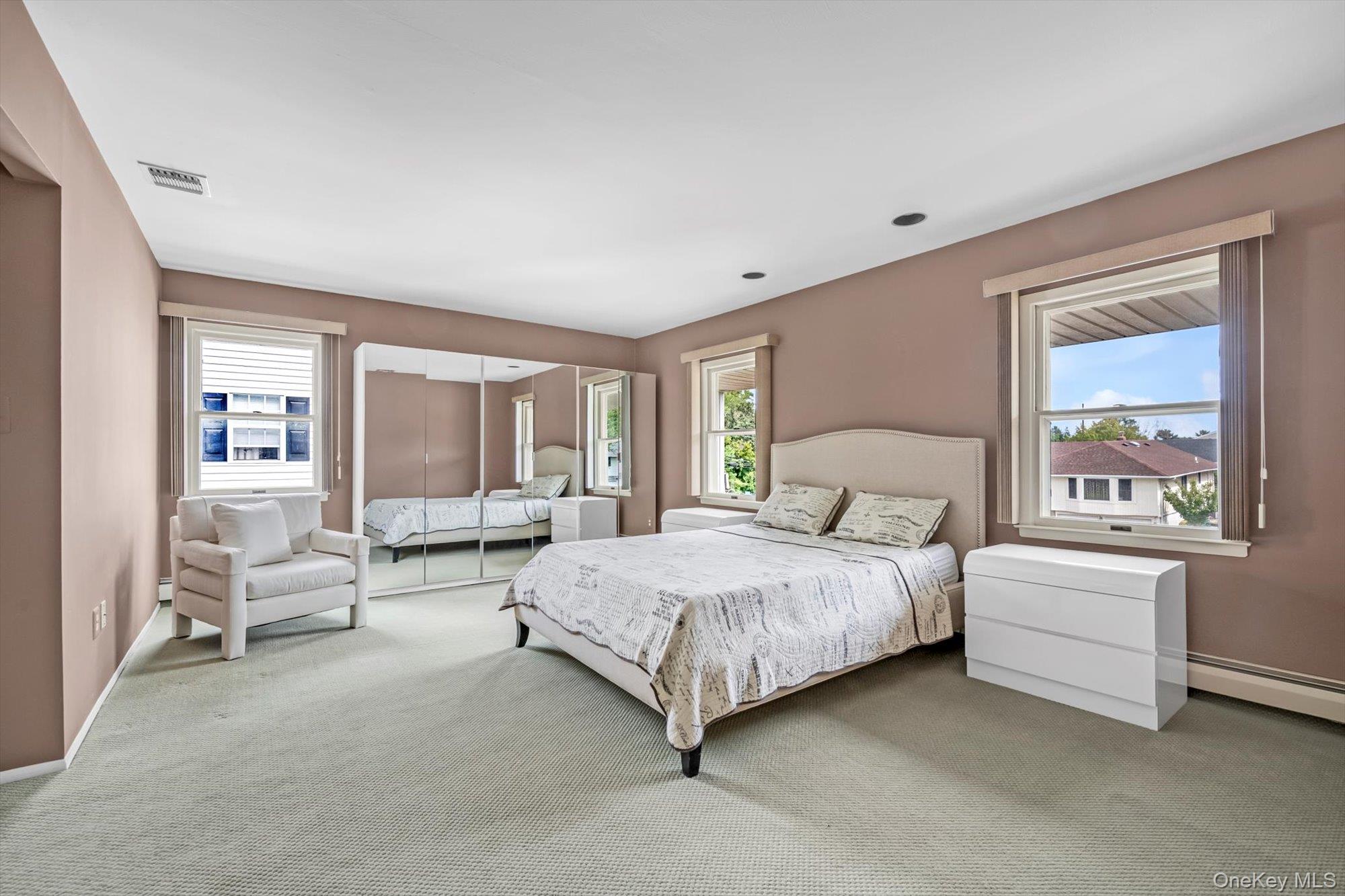 4 Carriage Road, Roslyn, NY 11576