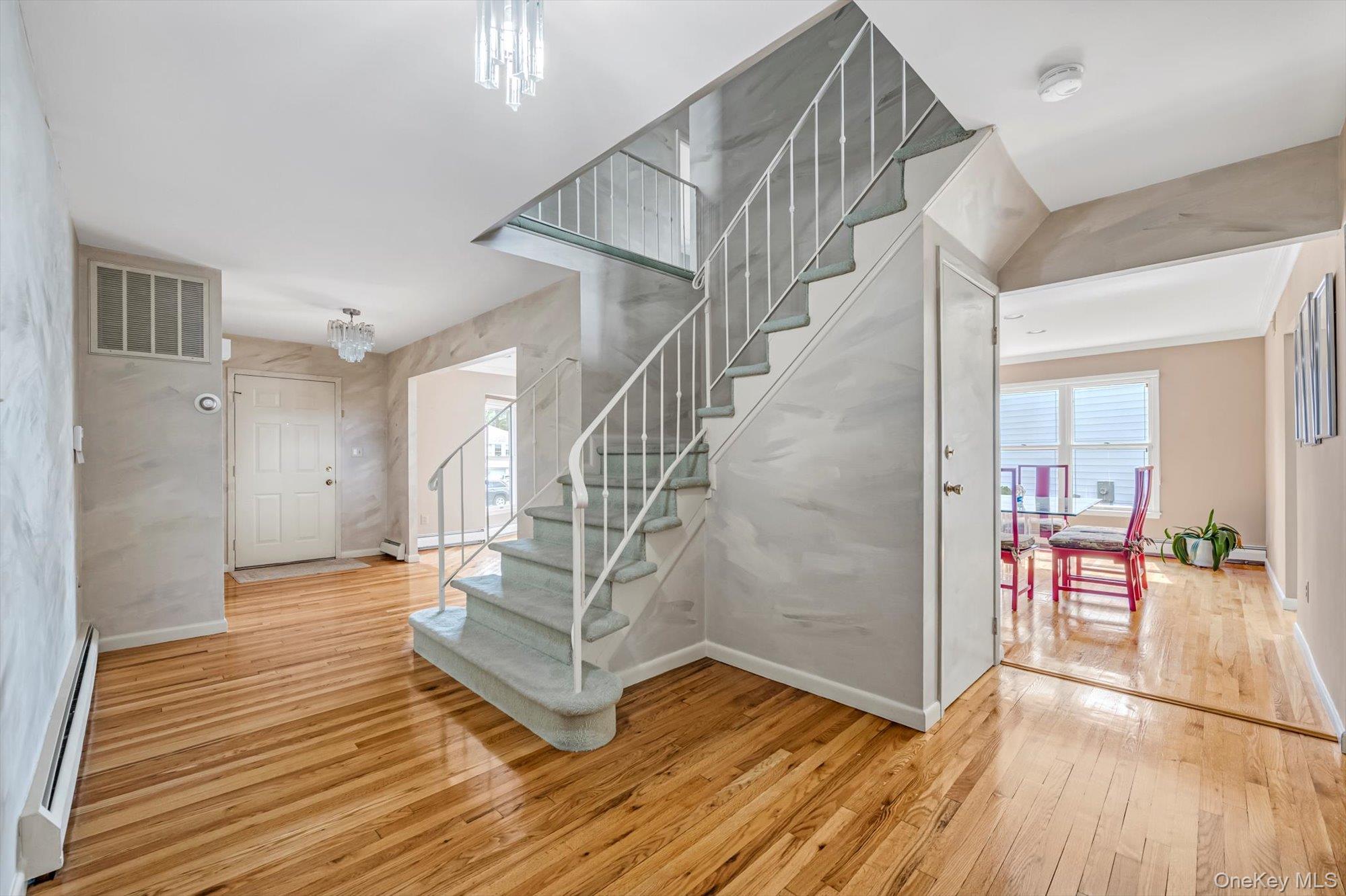 4 Carriage Road, Roslyn, NY 11576