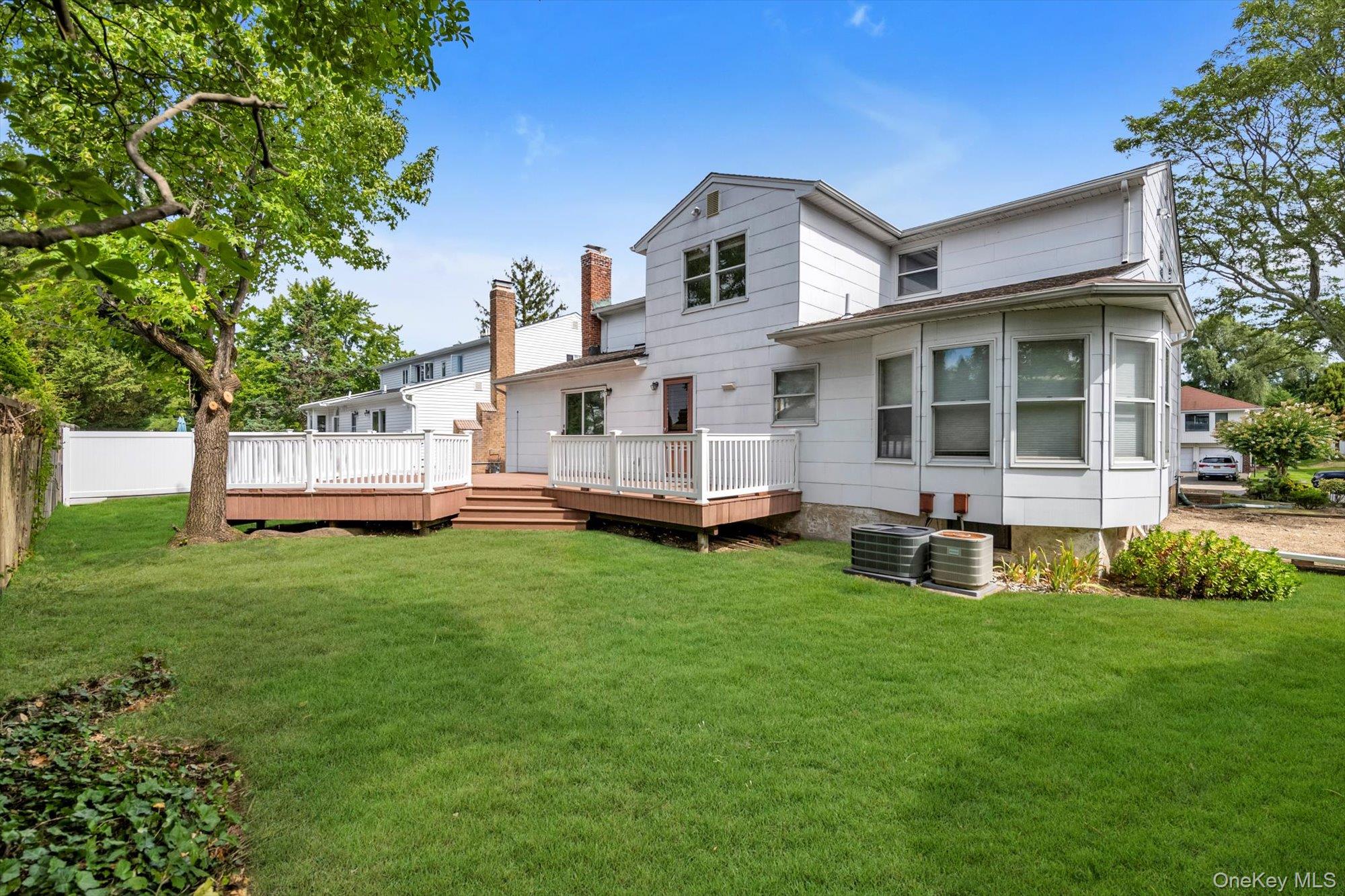 4 Carriage Road, Roslyn, NY 11576