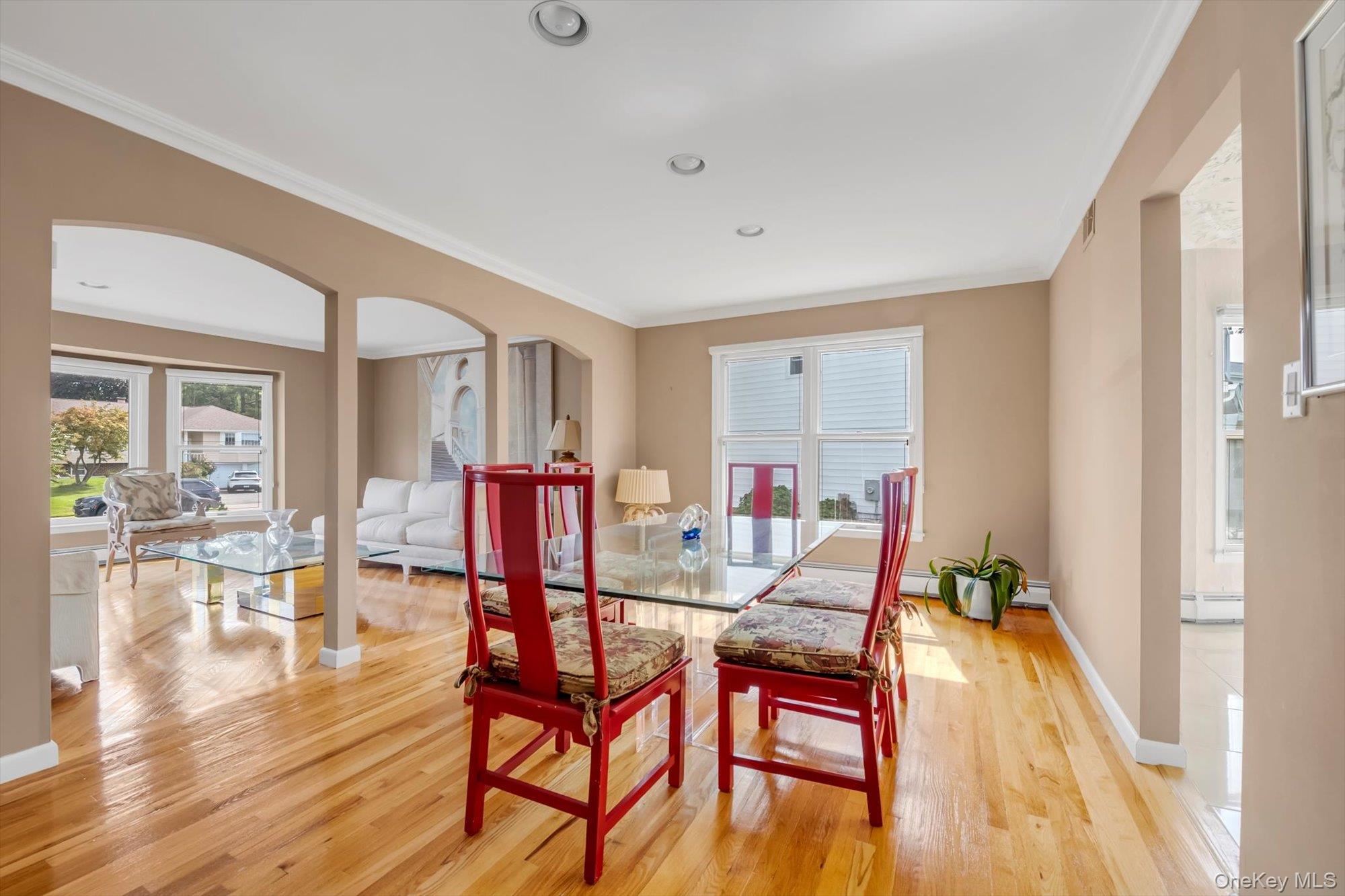 4 Carriage Road, Roslyn, NY 11576