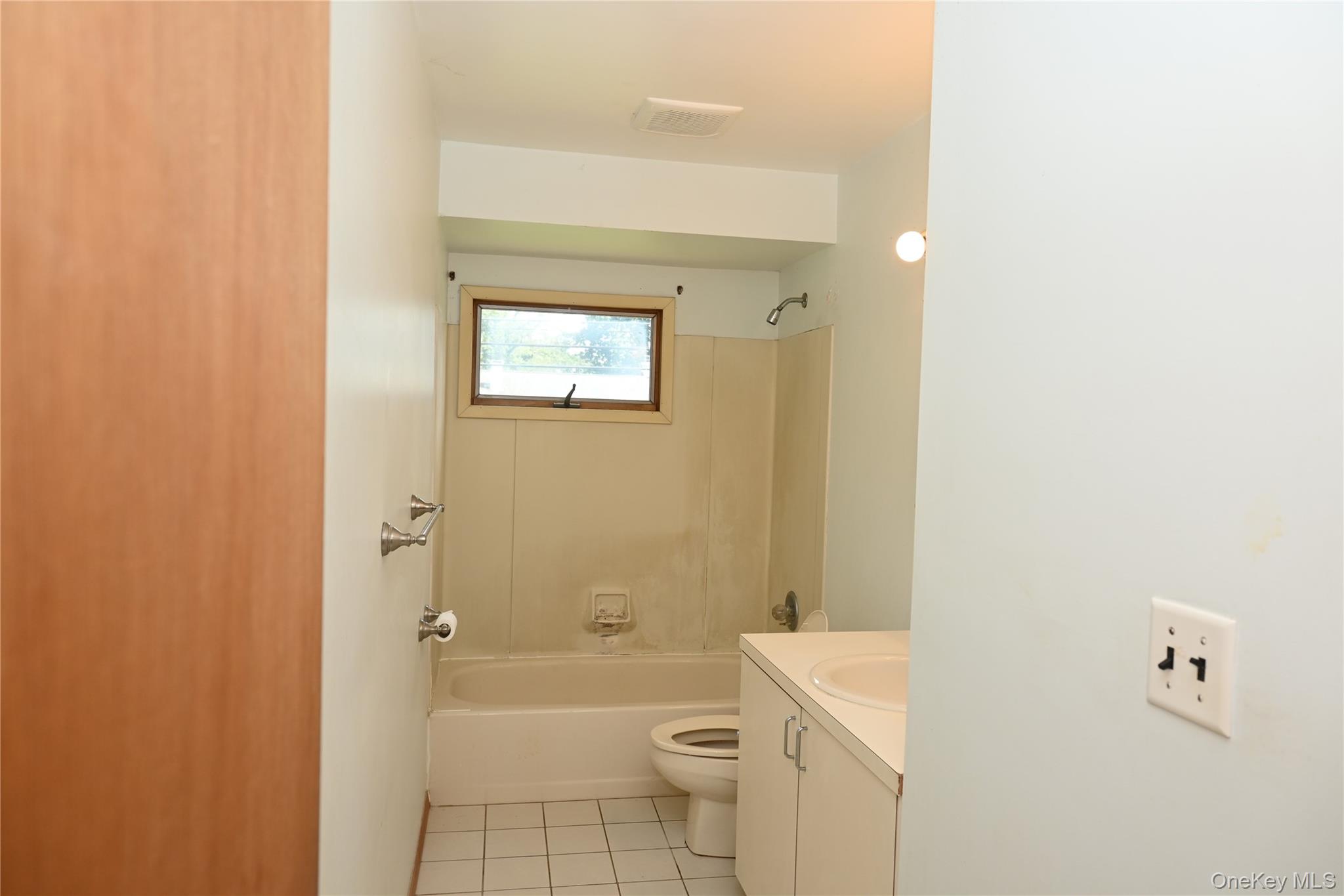 2816 Acorn Avenue, Medford, NY 11763