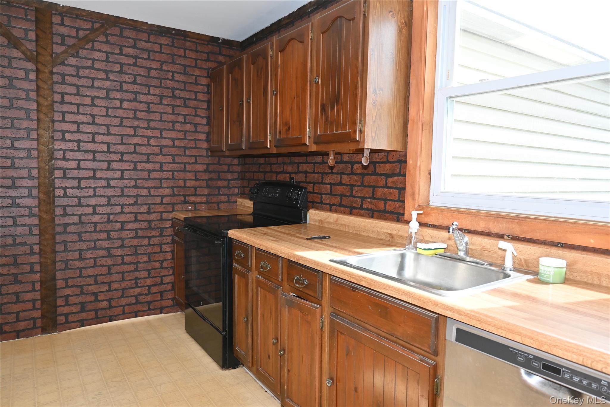 2816 Acorn Avenue, Medford, NY 11763