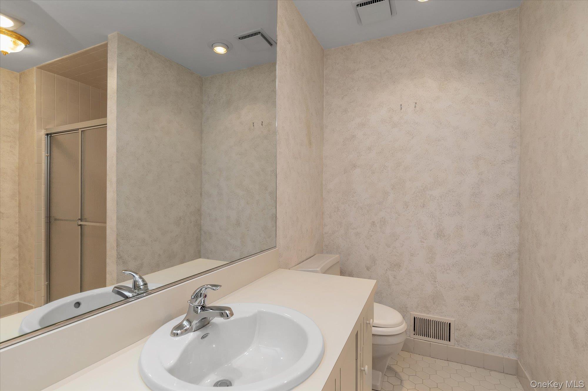 3 Cricket Club Drive, Roslyn, NY 11576