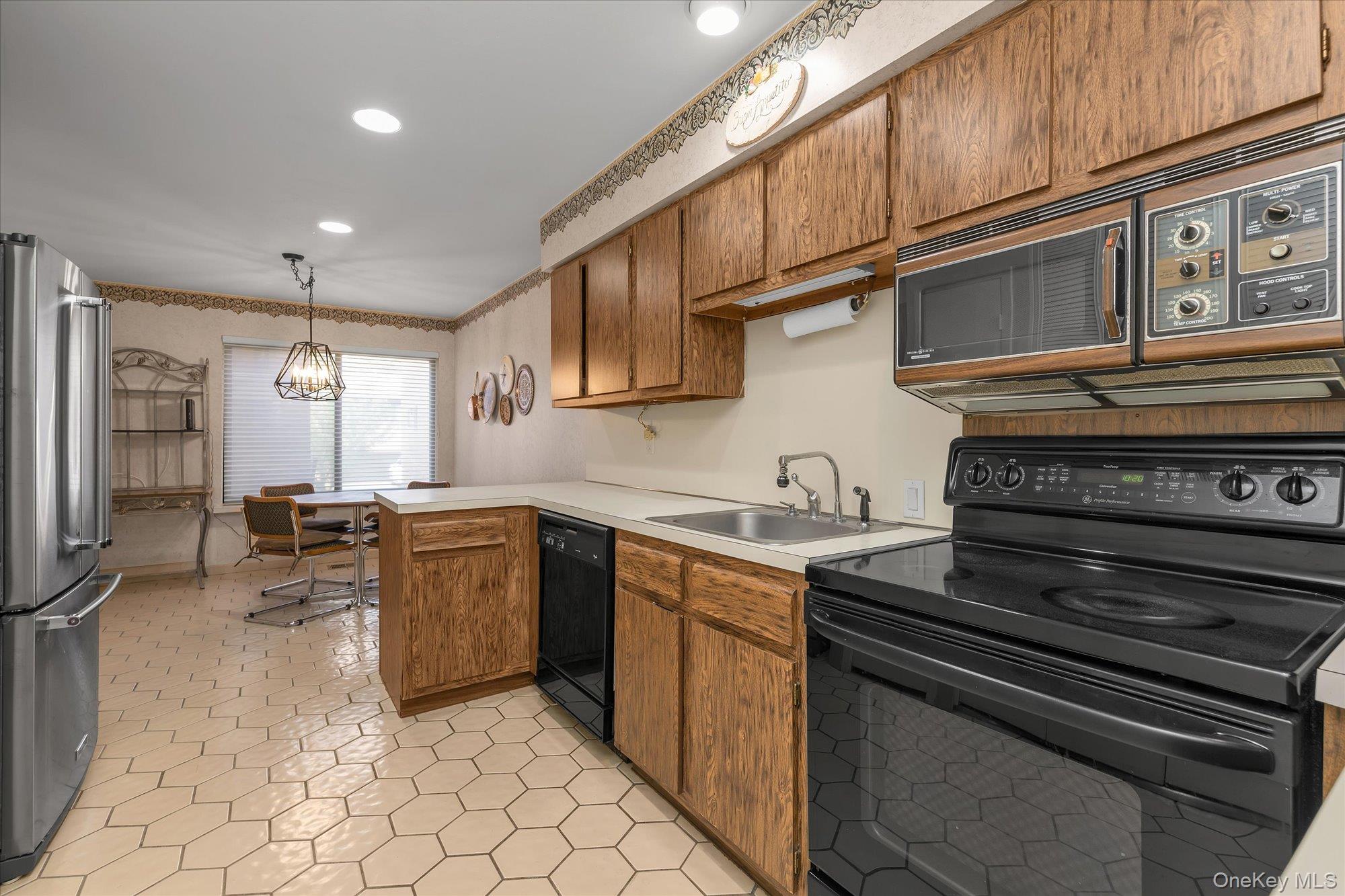 3 Cricket Club Drive, Roslyn, NY 11576