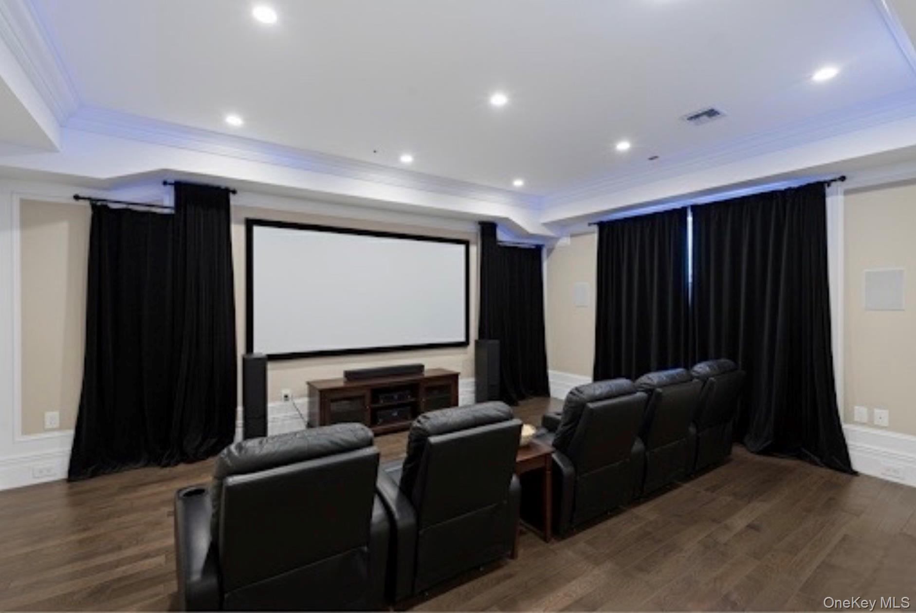 7 Beverly Road, Great Neck, NY 11021