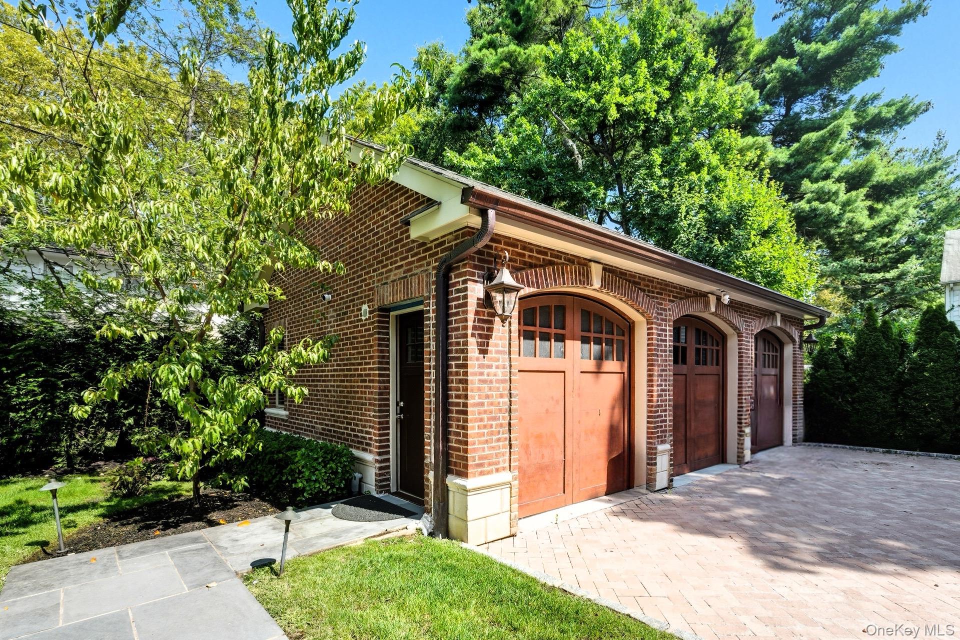 7 Beverly Road, Great Neck, NY 11021