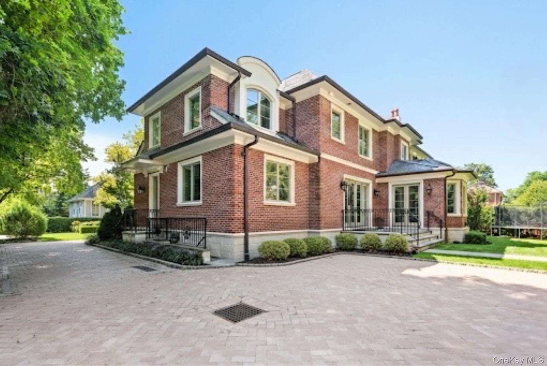 7 Beverly Road, Great Neck, NY 11021