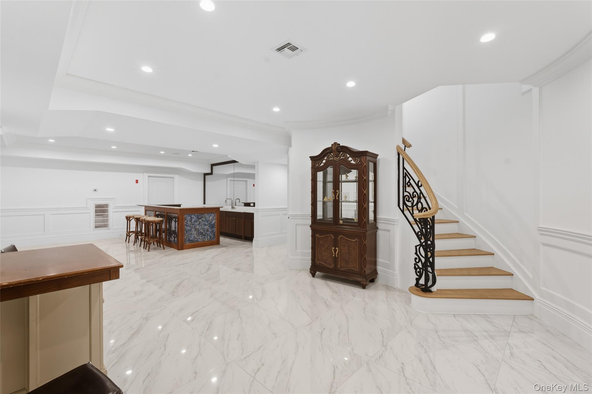 7 Beverly Road, Great Neck, NY 11021