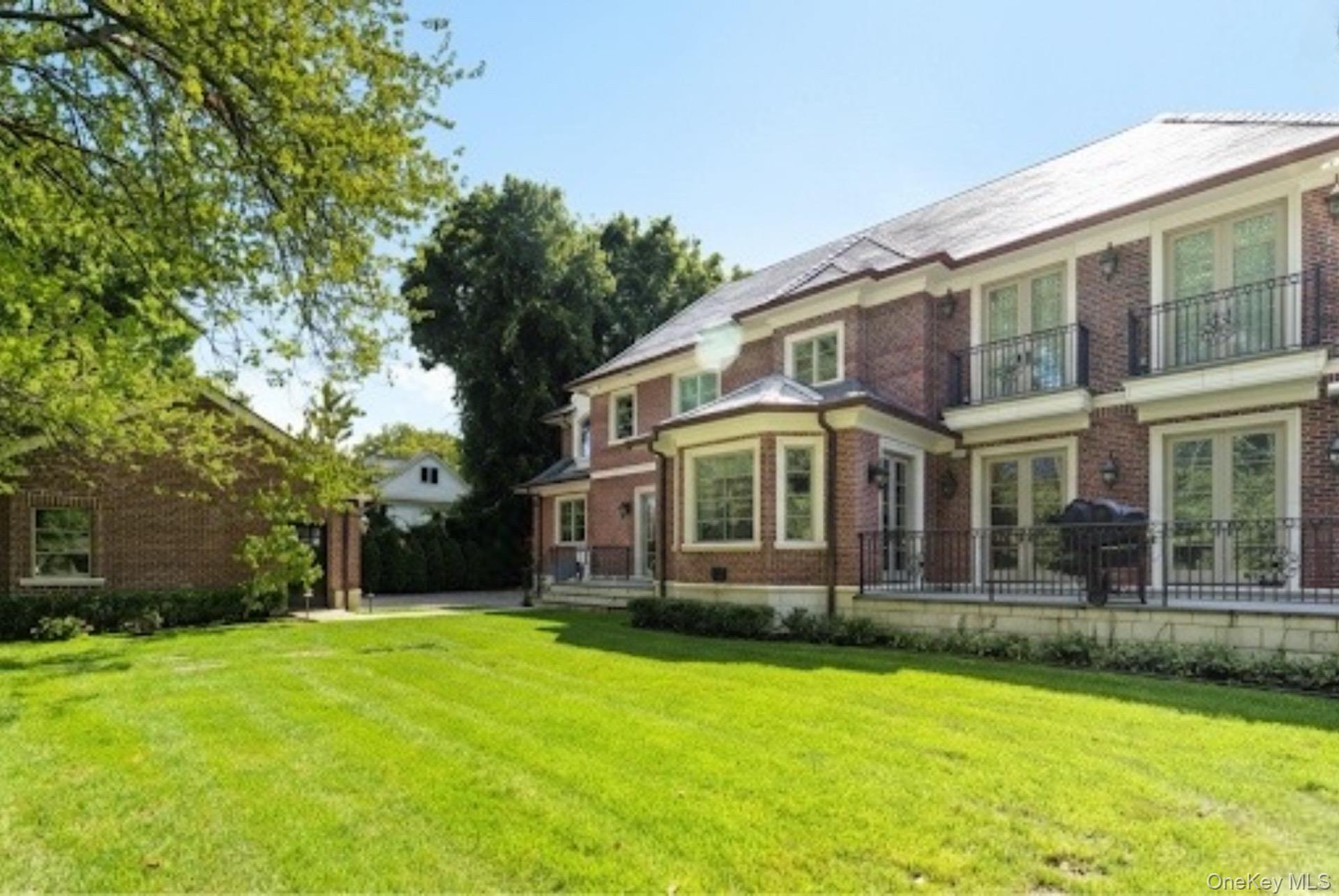 7 Beverly Road, Great Neck, NY 11021