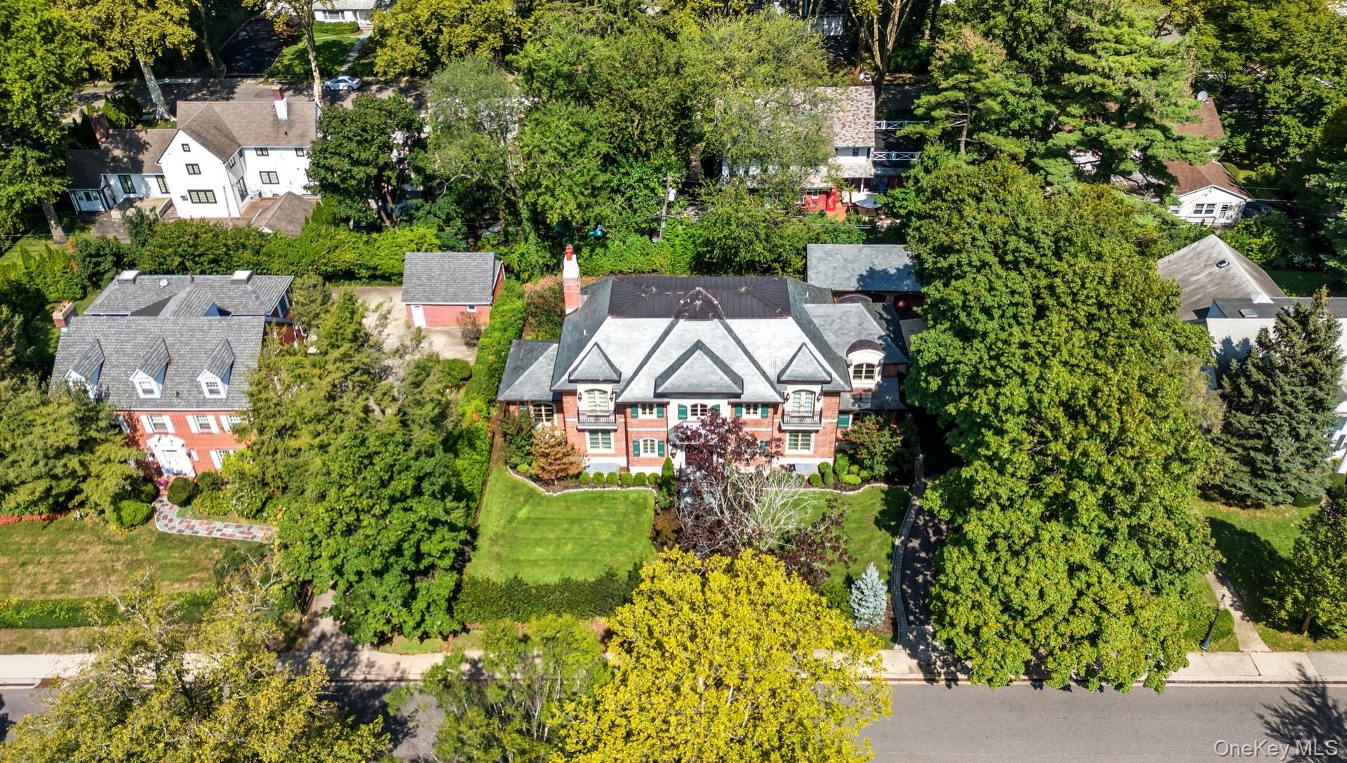 7 Beverly Road, Great Neck, NY 11021