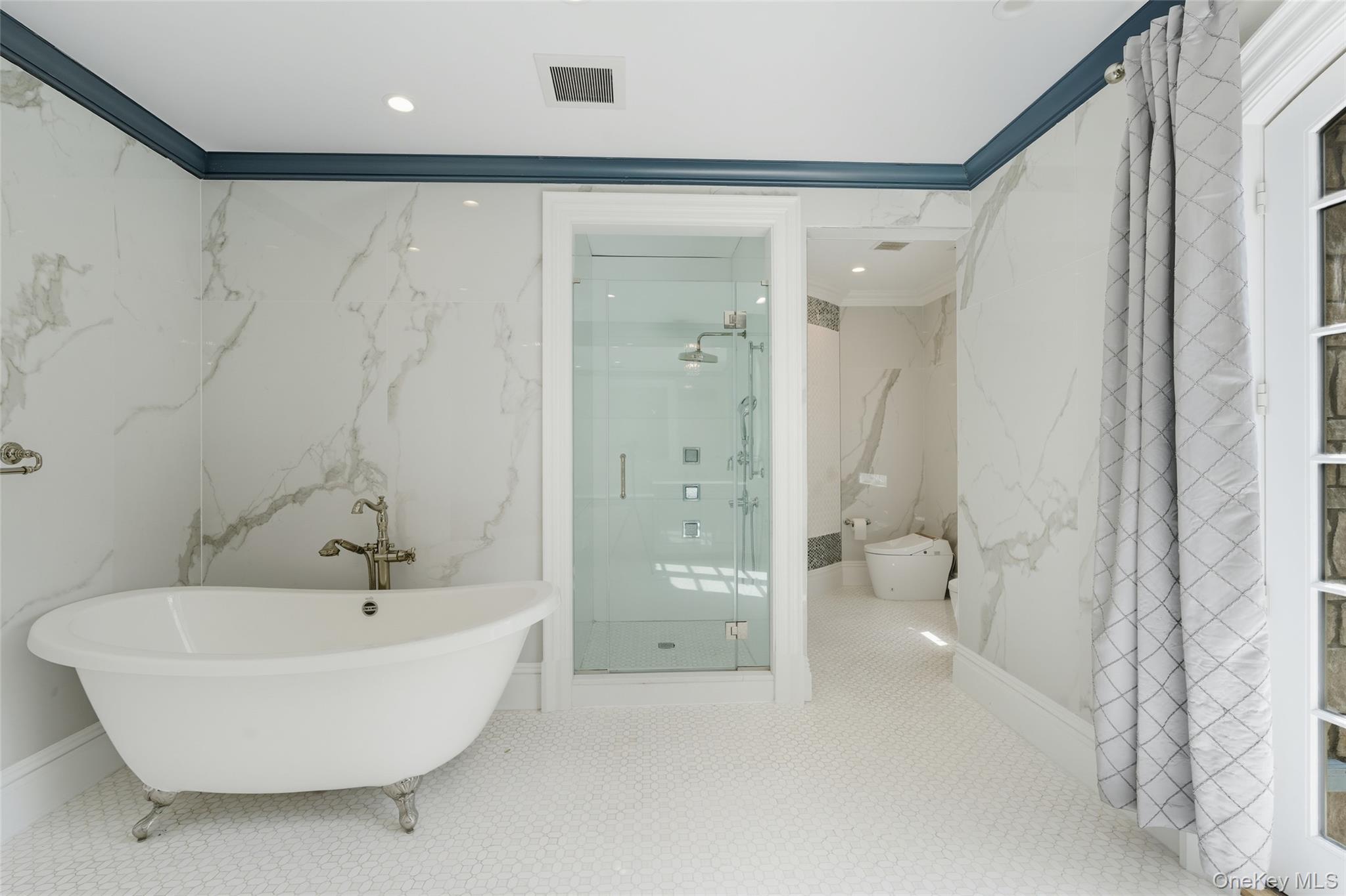 7 Beverly Road, Great Neck, NY 11021