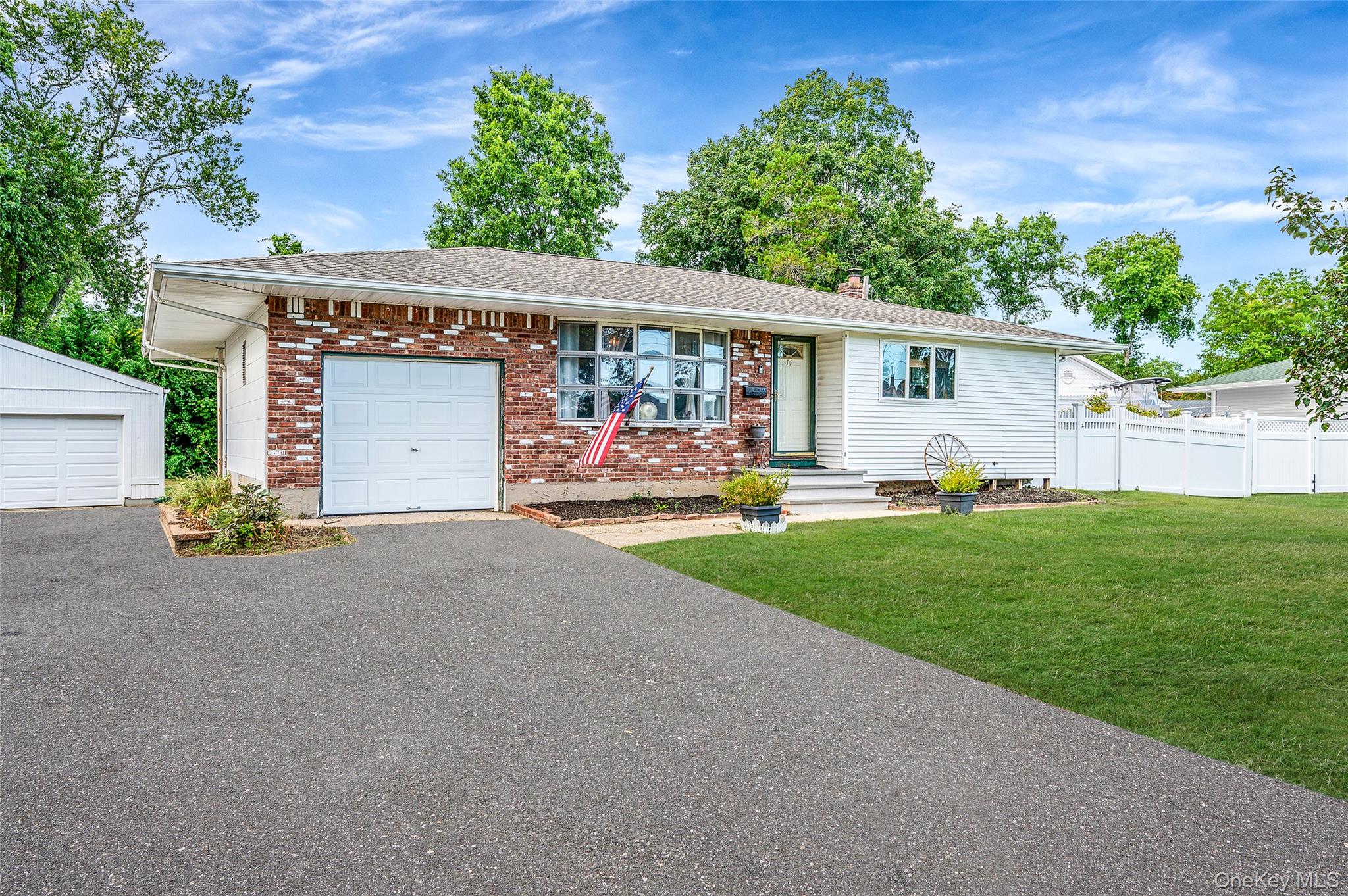 14 Mangin Road, Commack, NY 11725