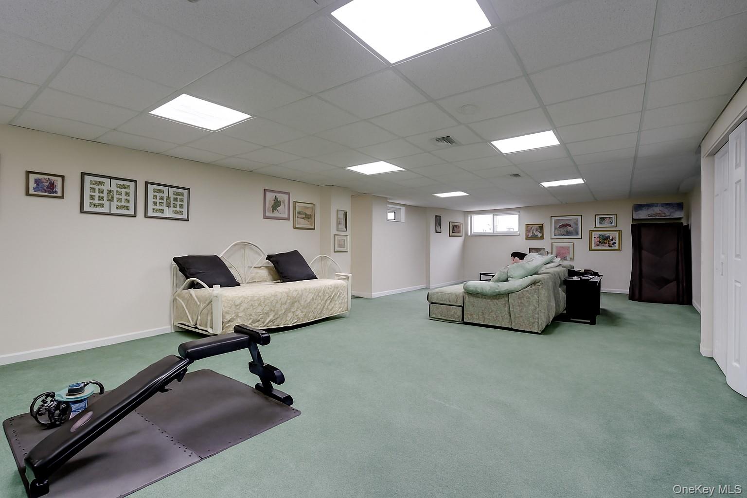 18 Hamlet Drive, Plainview, NY 11803