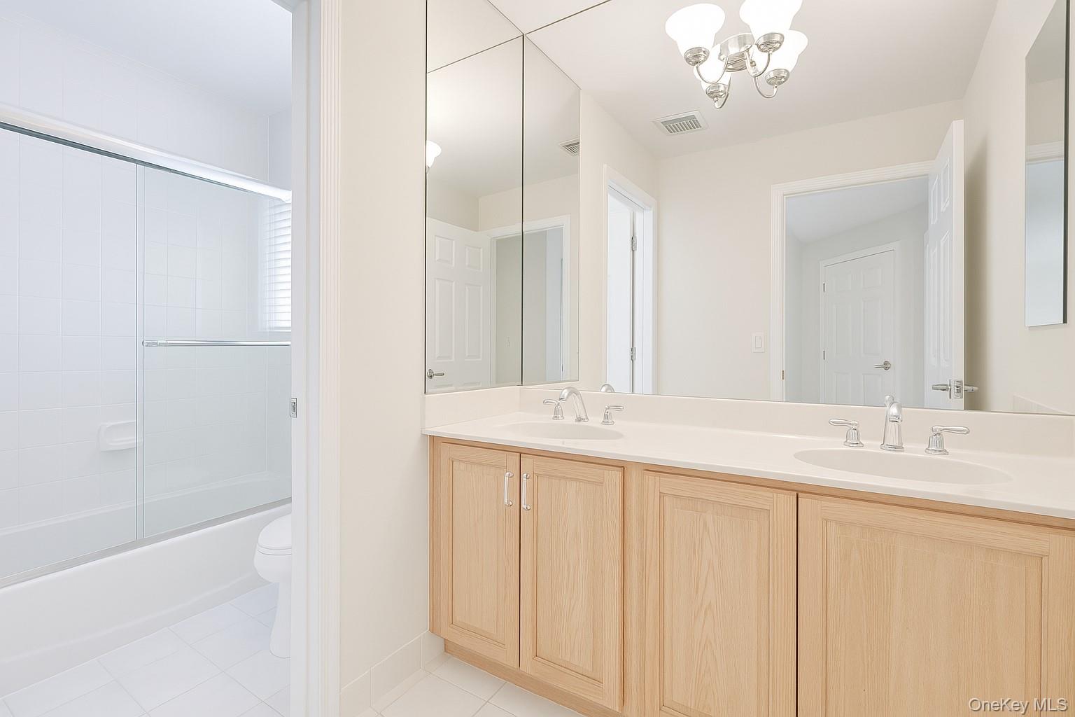 18 Hamlet Drive, Plainview, NY 11803