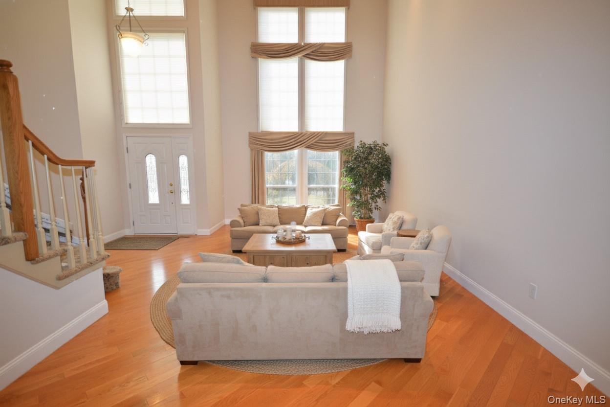 18 Hamlet Drive, Plainview, NY 11803