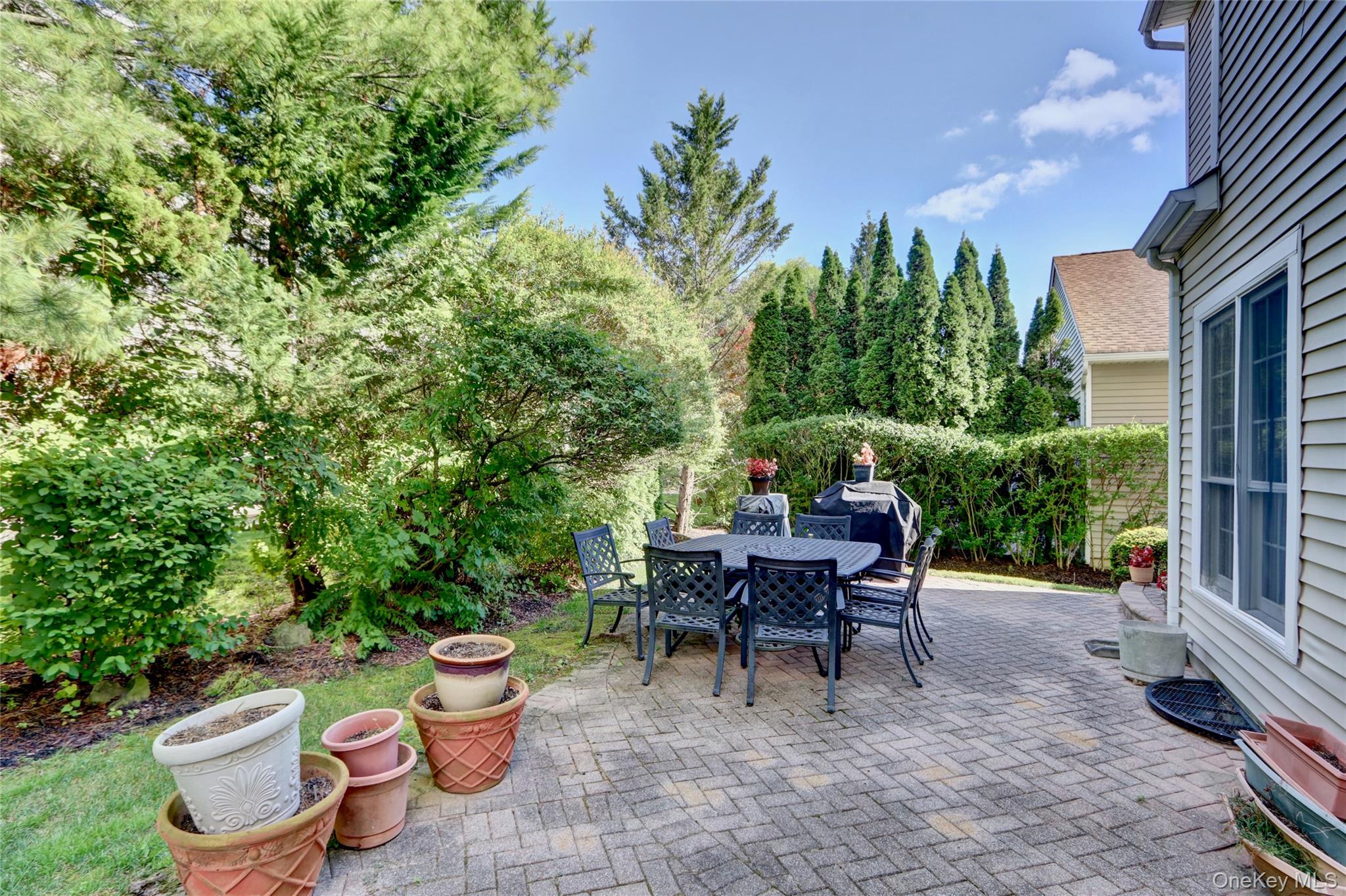 18 Hamlet Drive, Plainview, NY 11803