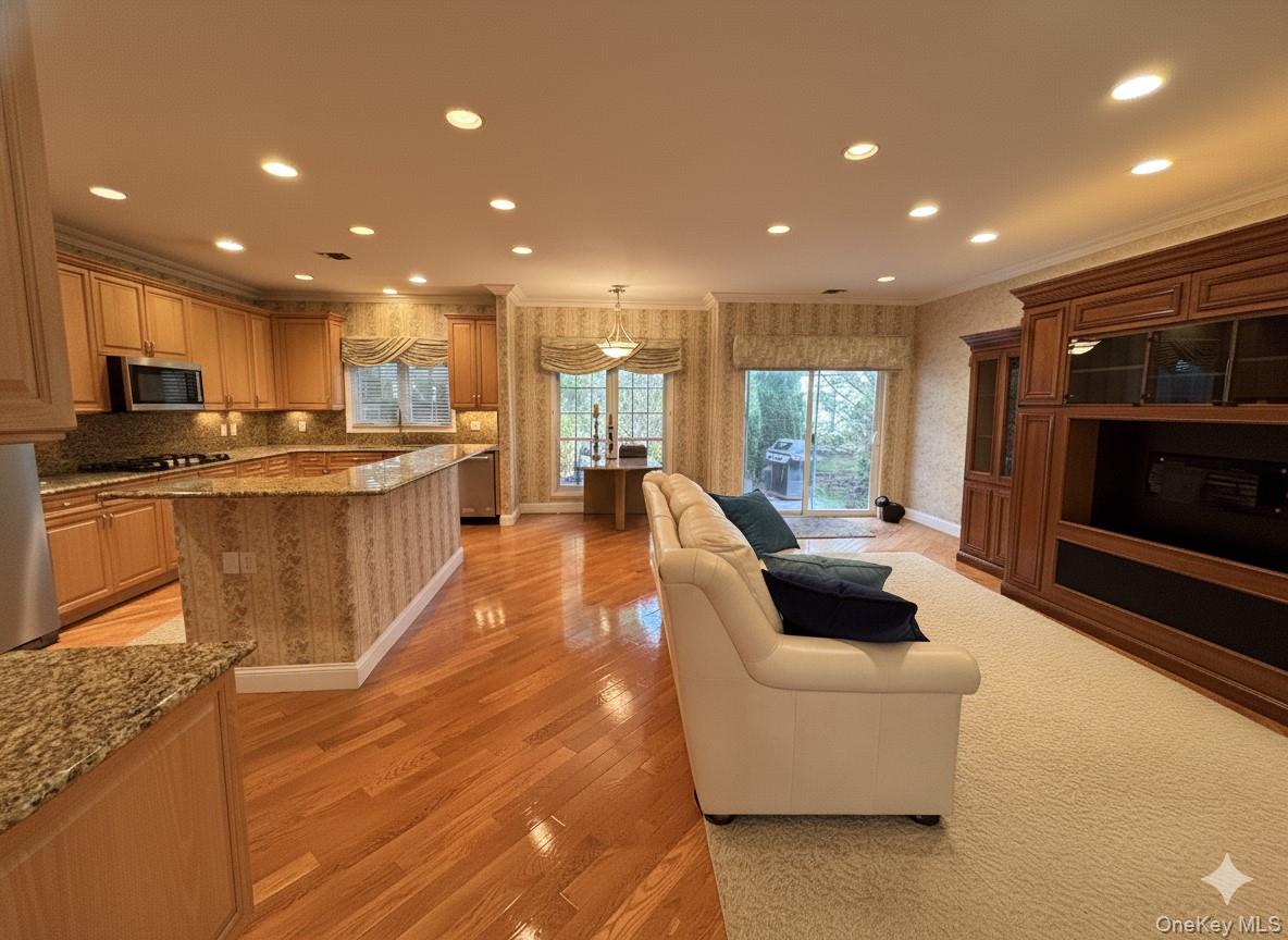 18 Hamlet Drive, Plainview, NY 11803