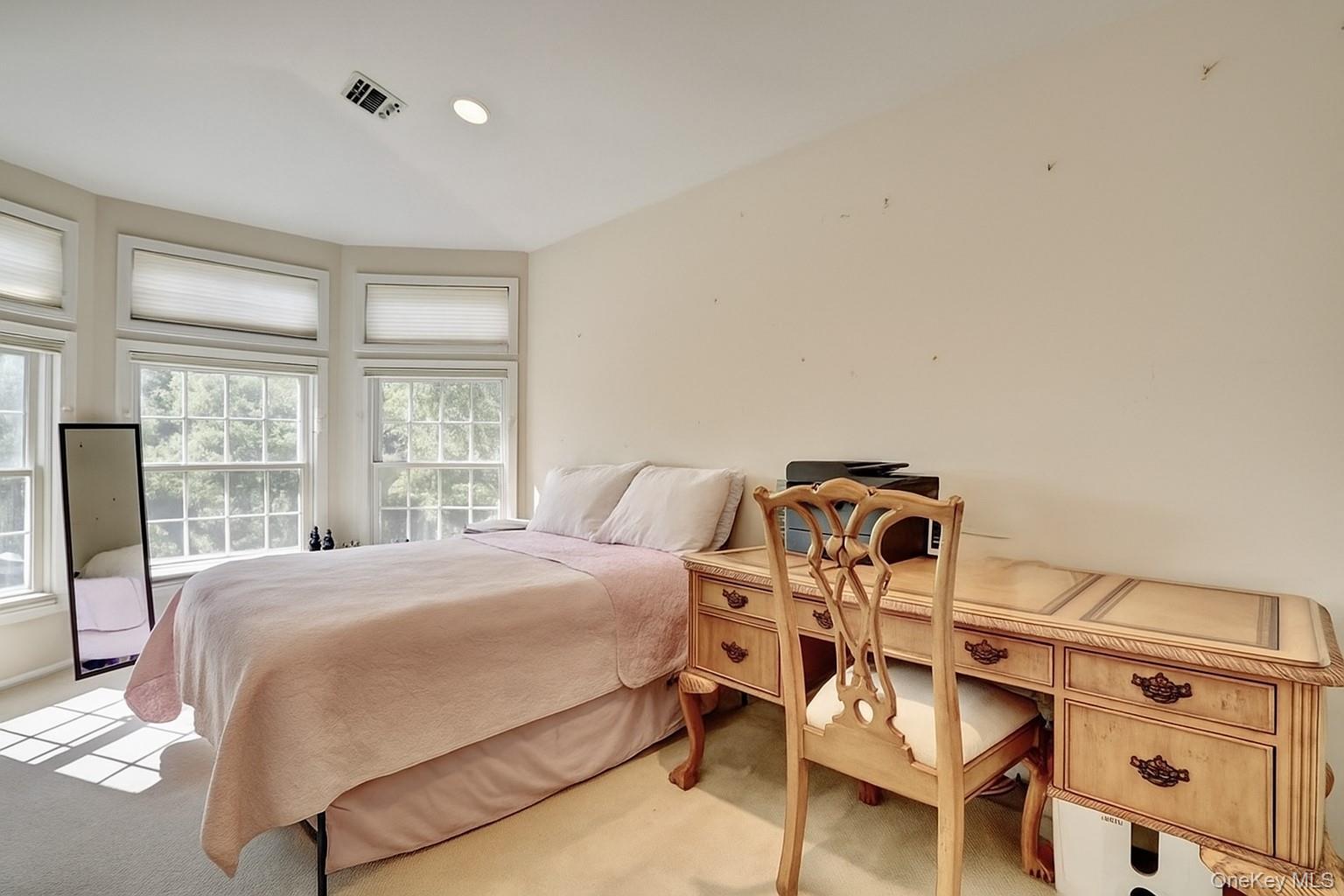 18 Hamlet Drive, Plainview, NY 11803