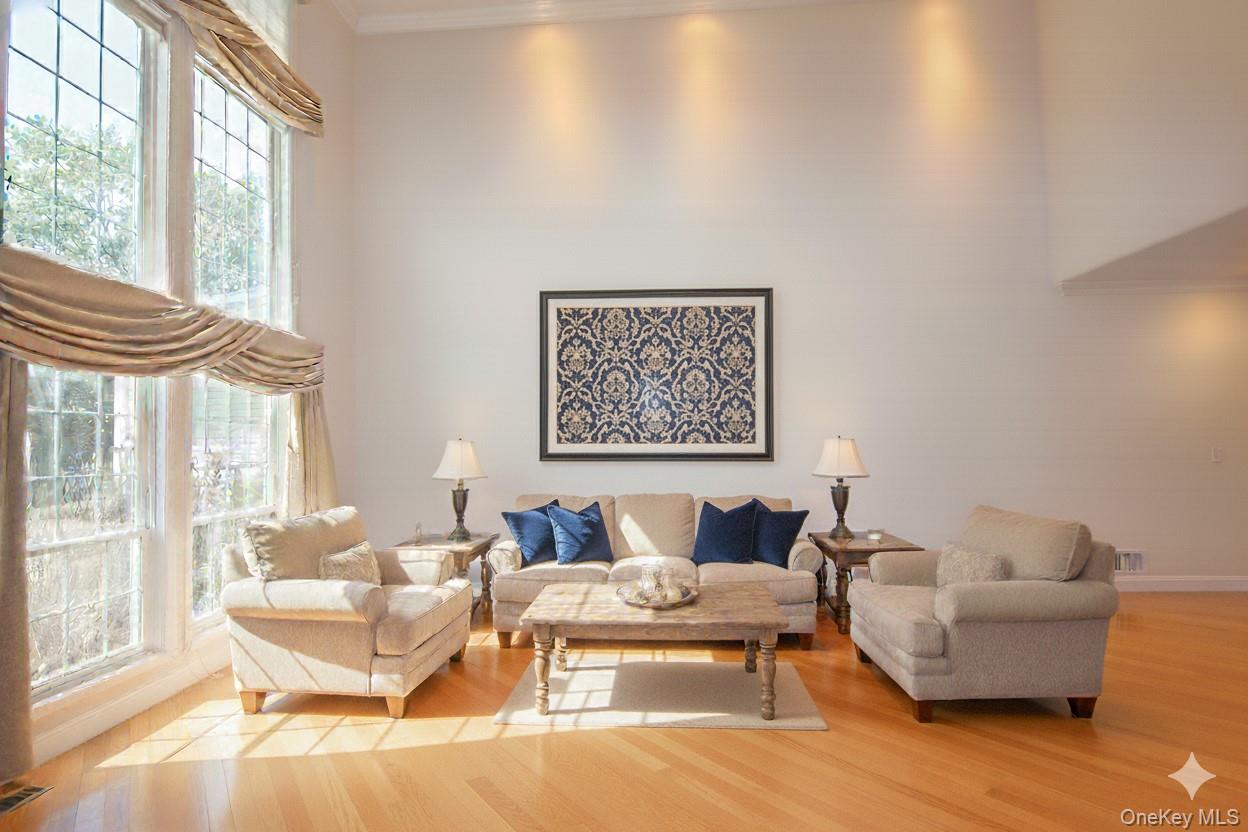 18 Hamlet Drive, Plainview, NY 11803