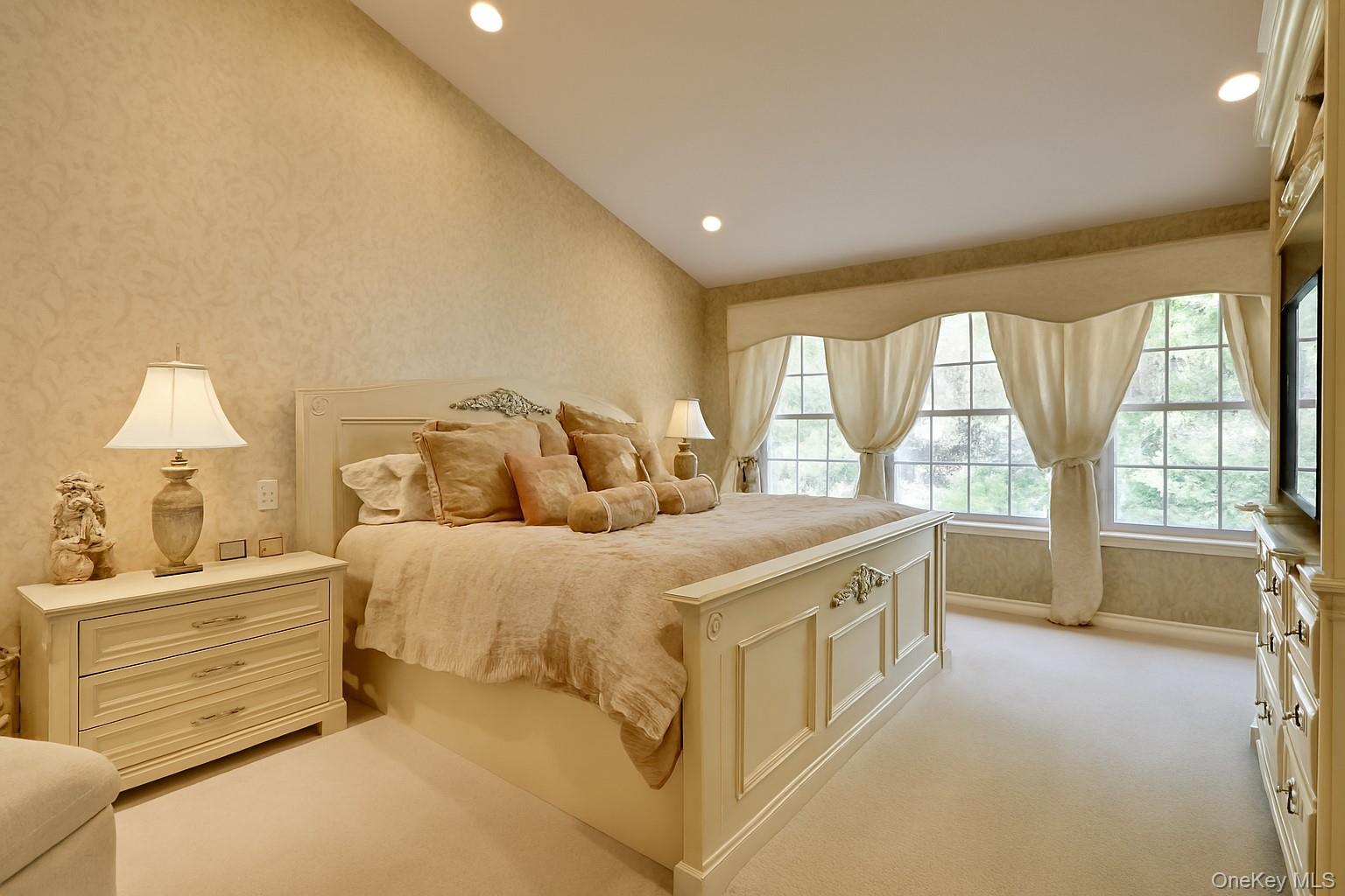 18 Hamlet Drive, Plainview, NY 11803