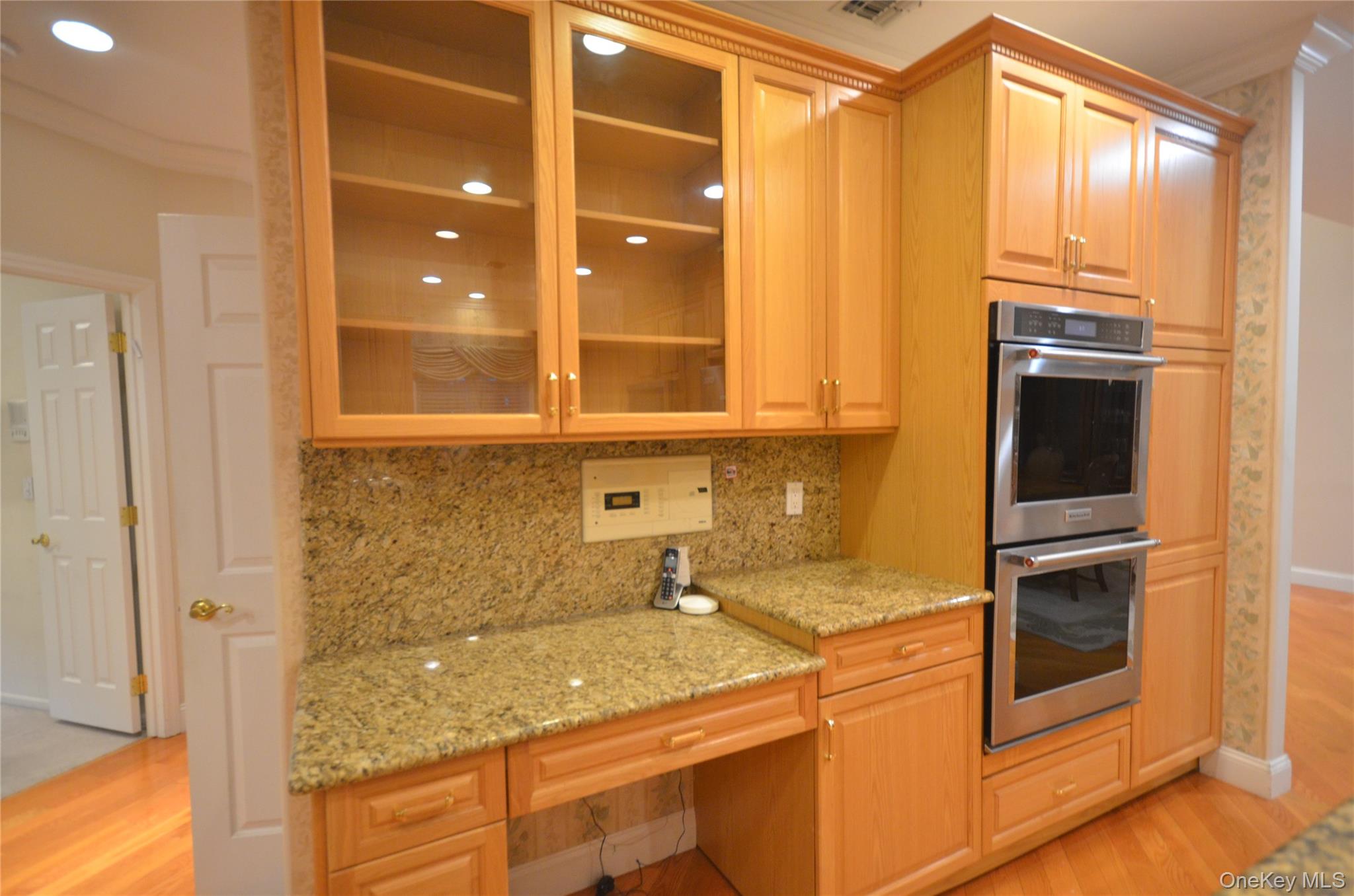 18 Hamlet Drive, Plainview, NY 11803