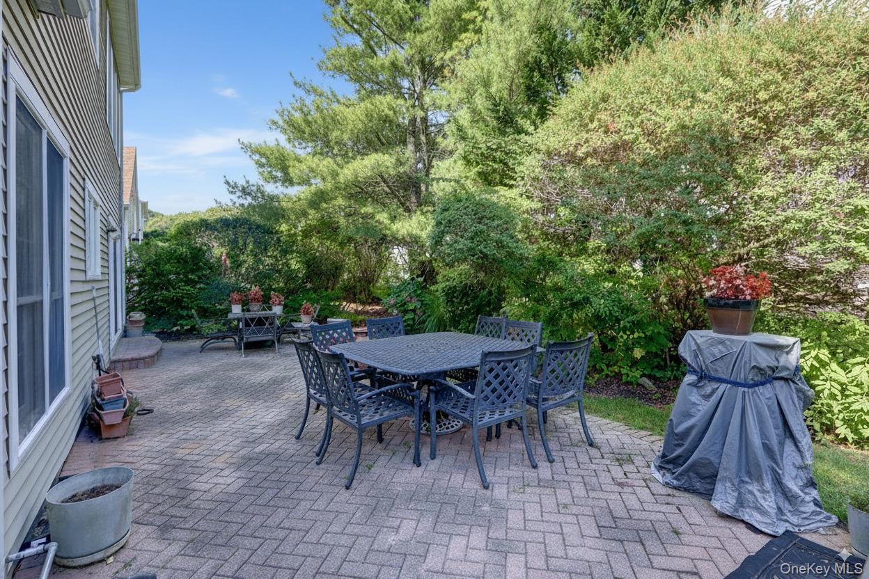 18 Hamlet Drive, Plainview, NY 11803