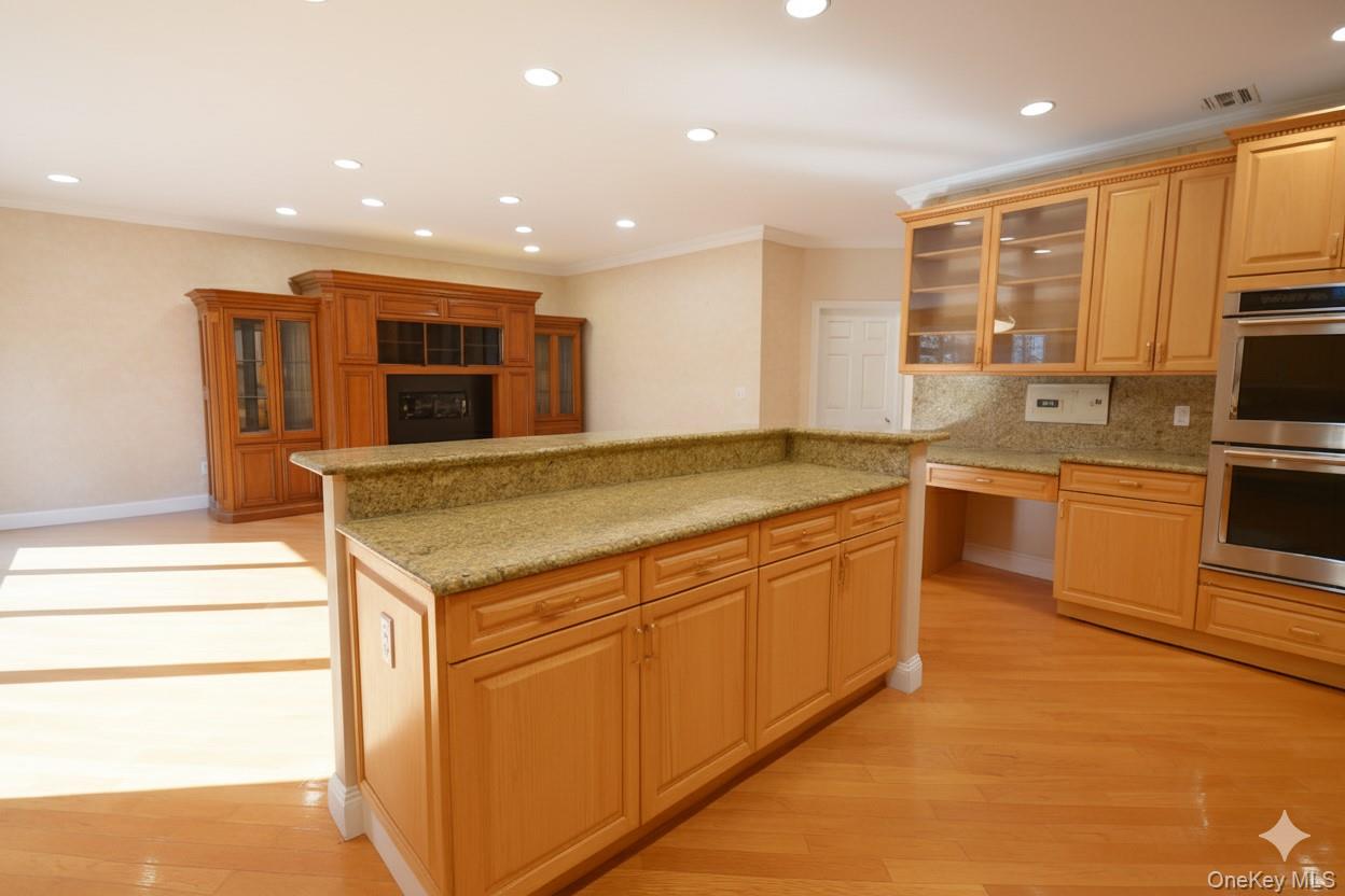 18 Hamlet Drive, Plainview, NY 11803