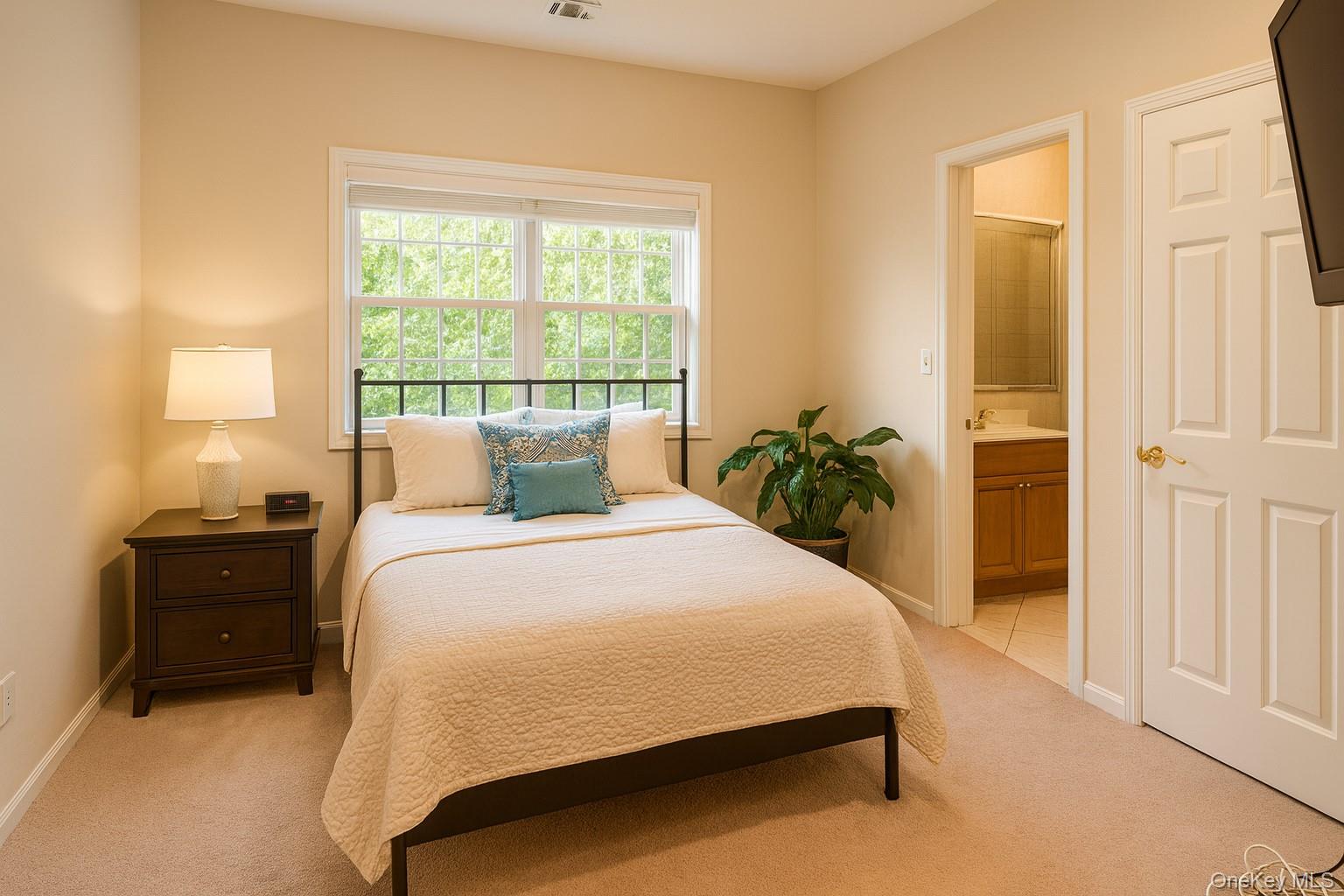 18 Hamlet Drive, Plainview, NY 11803