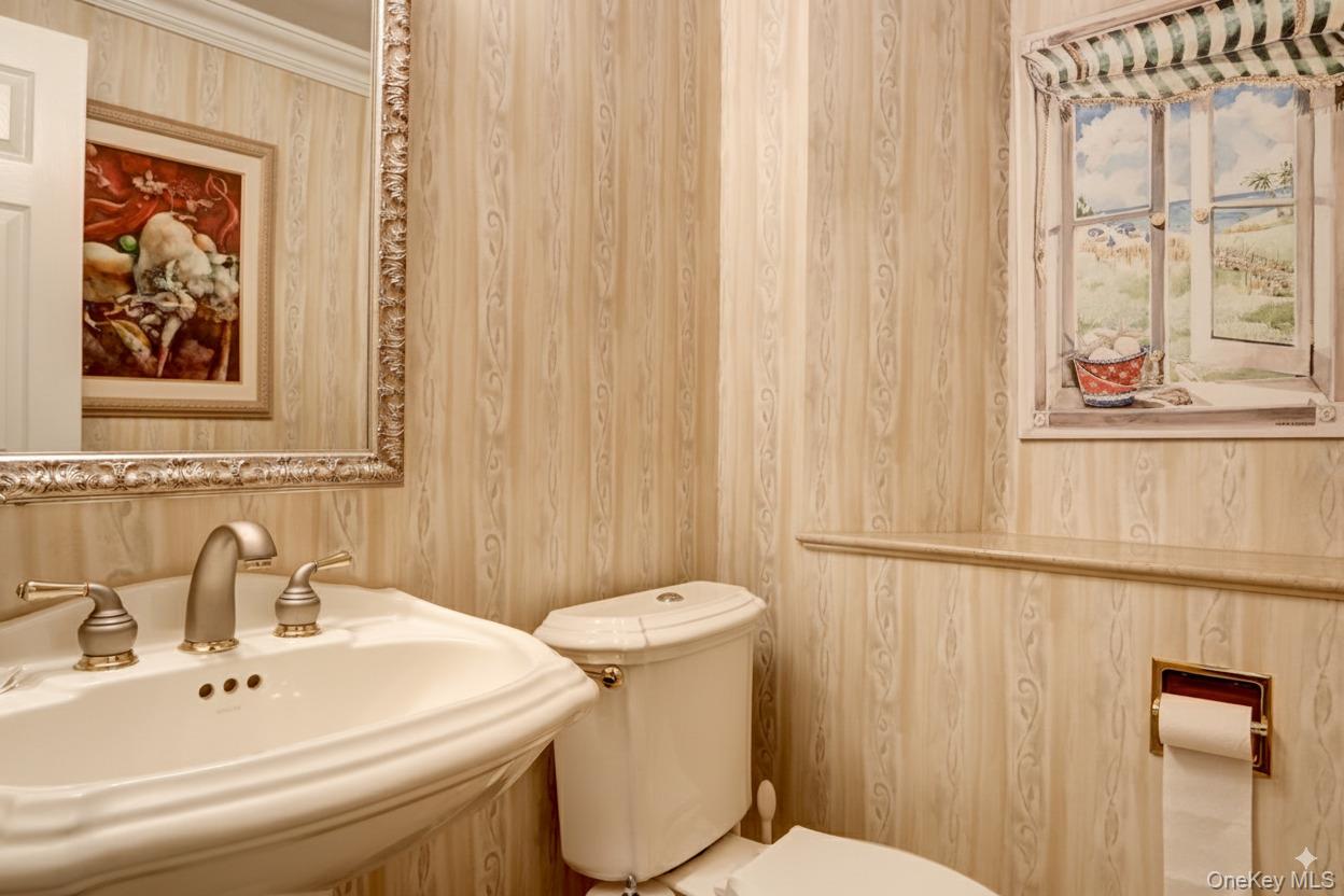 18 Hamlet Drive, Plainview, NY 11803