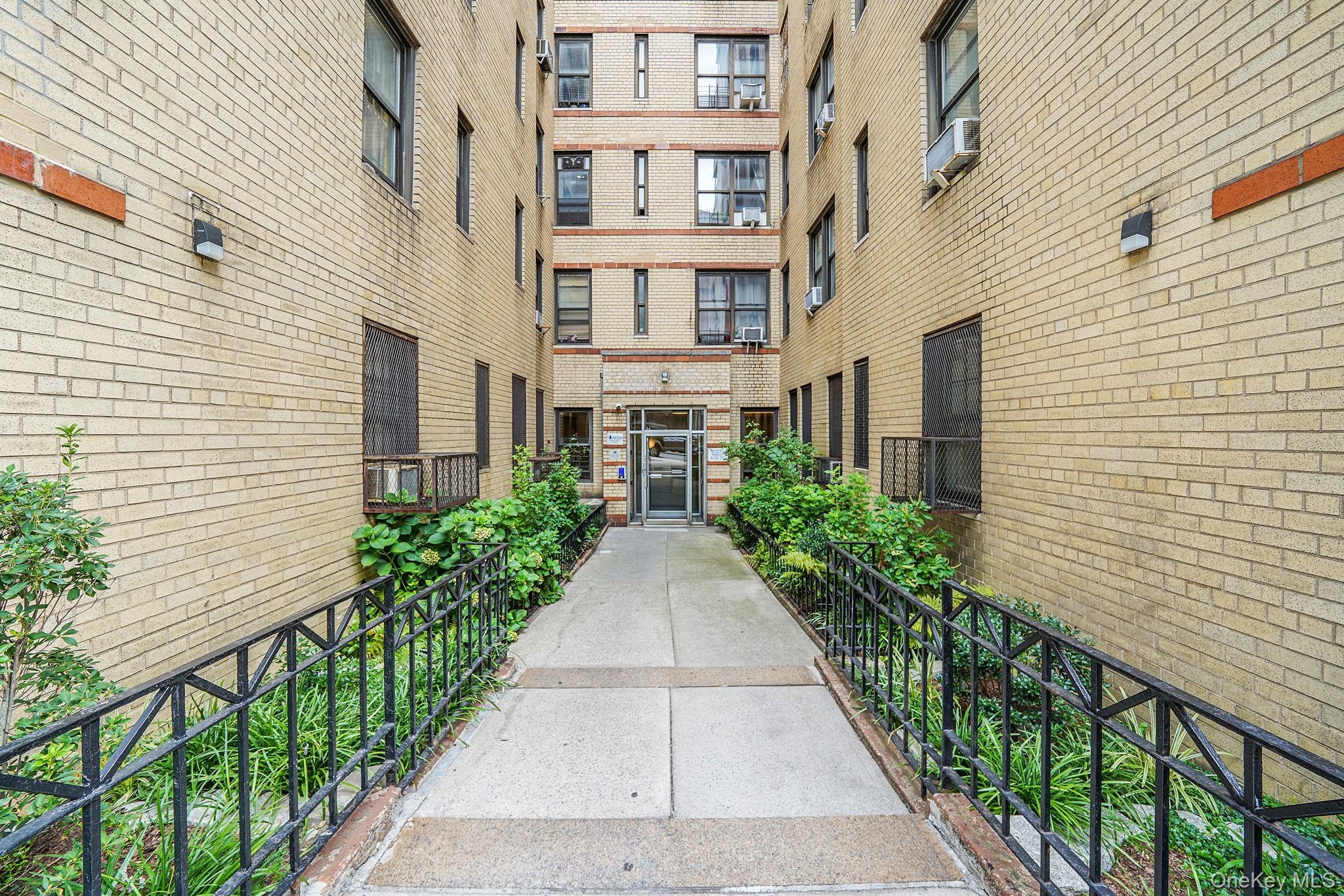 860 Grand Concourse # 2R, Bronx, NY 10451