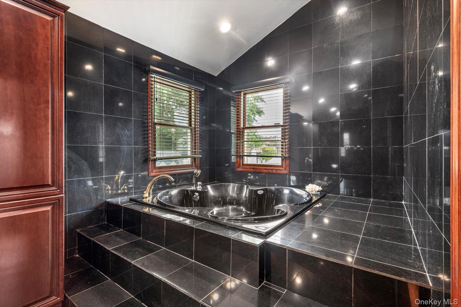 40 Bayview Place, Massapequa, NY 11758